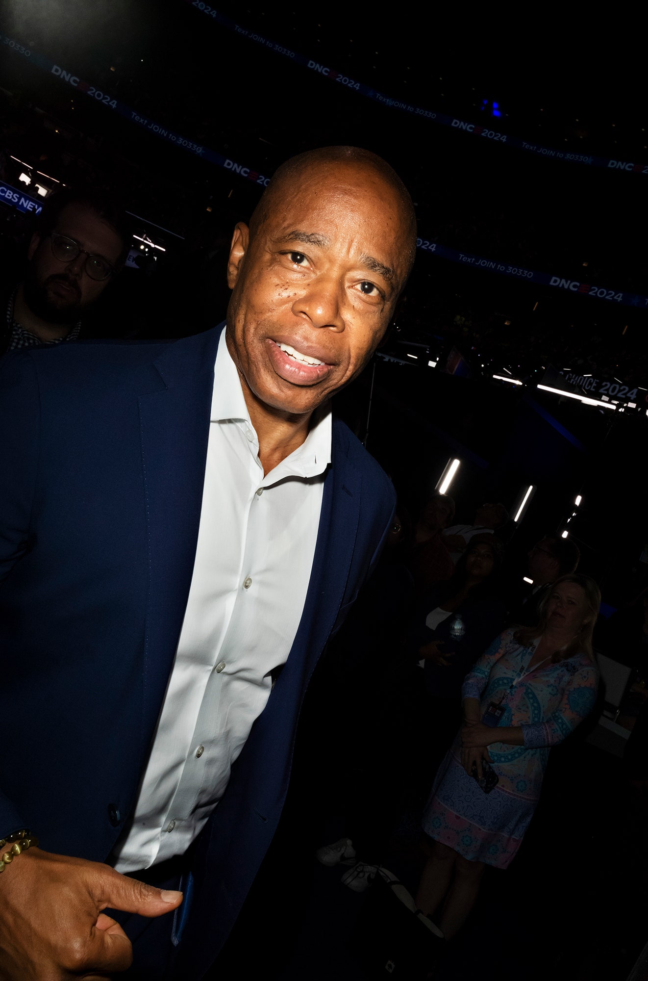 L'image peut contenir Eric Adams Blazer Vêtements Manteau Veste Visage Tête Personne Photographie Portrait et Tenue de soirée