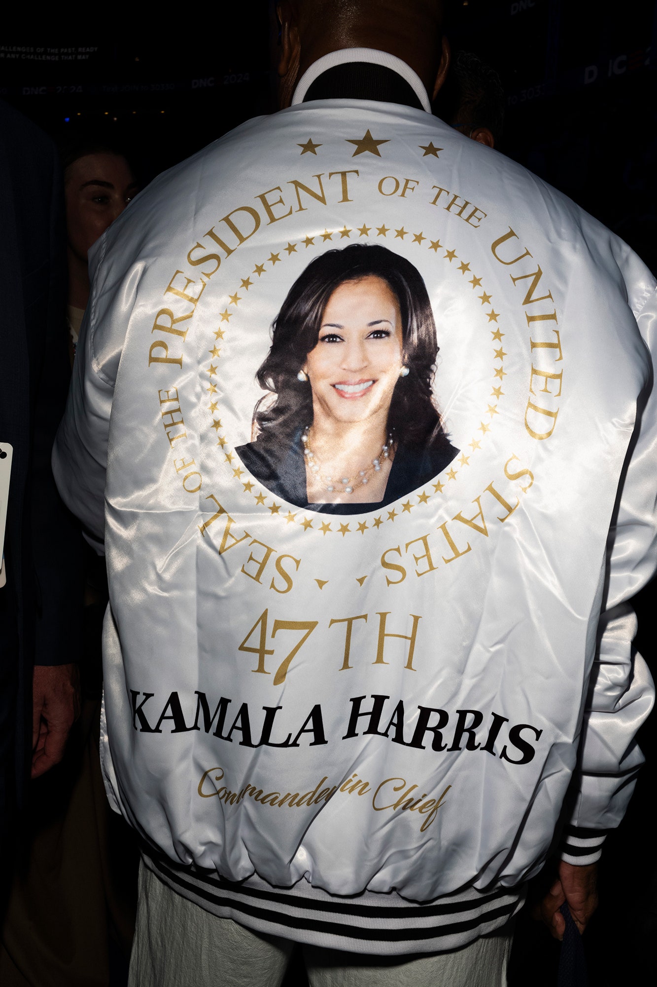 L'image peut contenir Kamala Harris Vêtements Manteau Veste Manches Longues Chemise à Manches Visage Tête Personne et Photographie