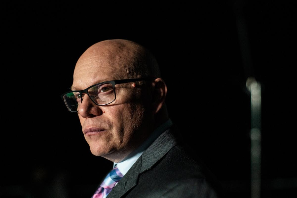 L'image peut contenir un visage, une tête, une personne, une photographie, un portrait, des accessoires, des lunettes, des vêtements de cérémonie pour adultes, une cravate et des vêtements