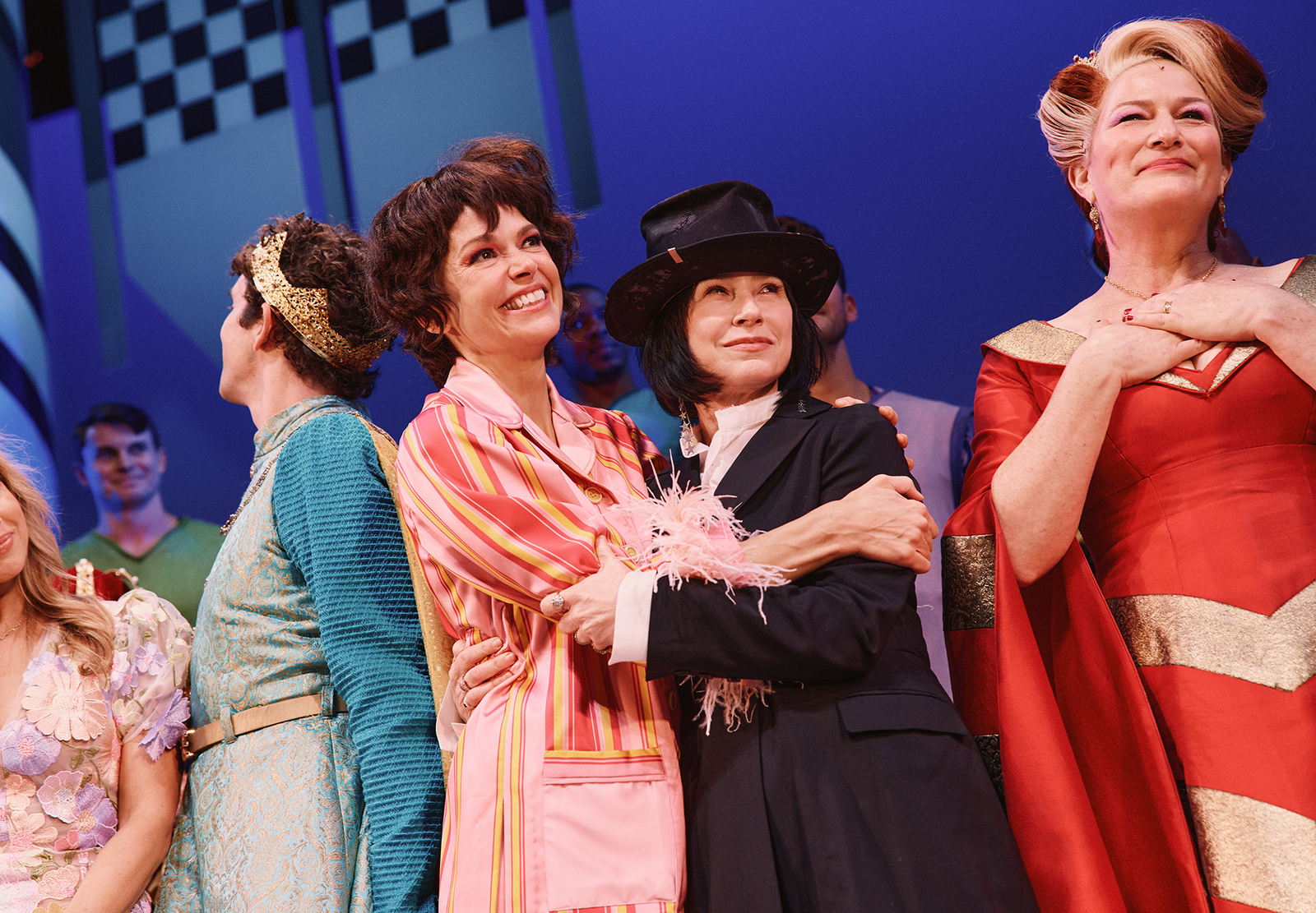 L'image peut contenir Ana Gasteyer Amy ShermanPalladino Adulte Personne Vêtements Robe Tenue de soirée Tête Visage et Heureux