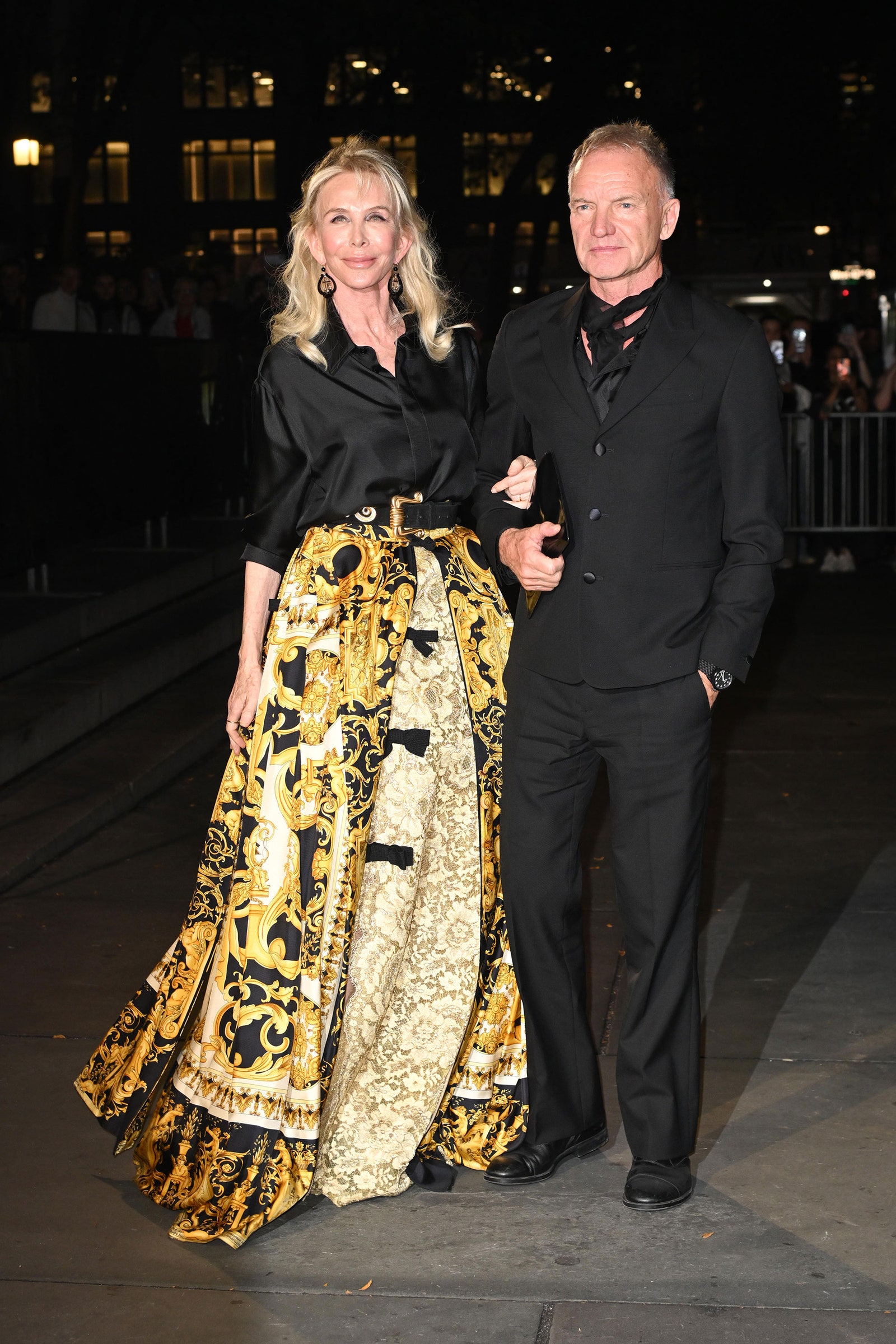 L'image peut contenir Sting Trudie Styler Personne Vêtements Robe Mode Tenue de soirée Costume Chaussures Chaussure et Adulte