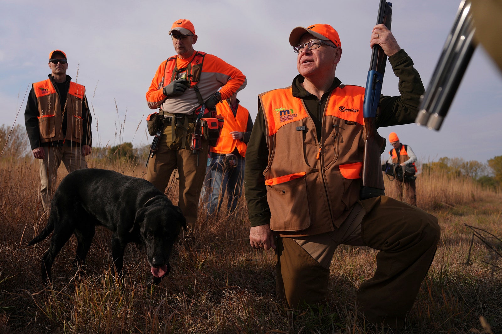 L'image peut contenir Tim Walz Bud Foster Vêtements de chasse Gant Personne adulte Chapeau Photographie Animal Canin et chien