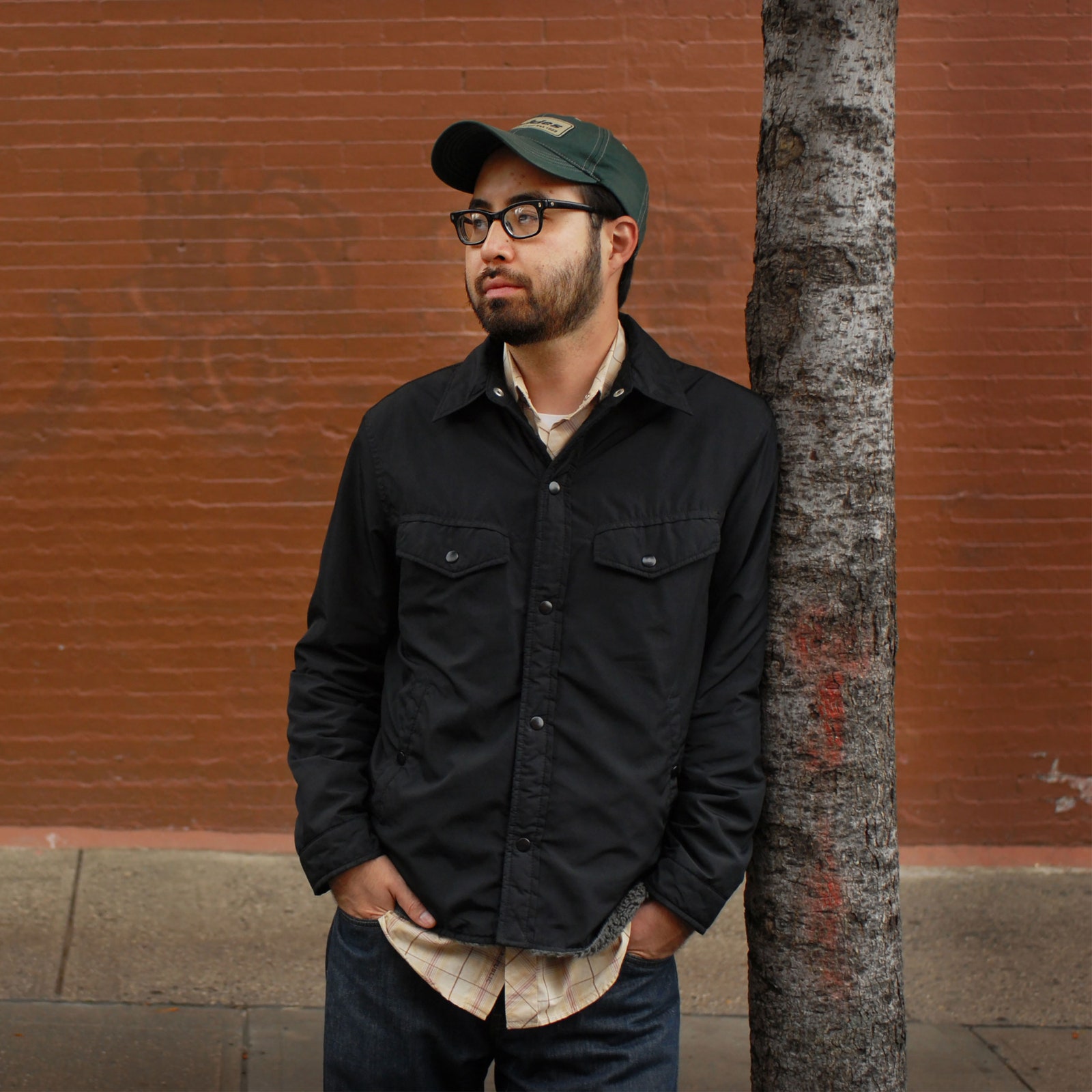 Un caricaturiste new-yorkais révèle la vie au-delà de l’illustration L'image peut contenir Adrian Tomine Casquette de baseball Casquette Vêtements Chapeau Pantalon Visage Tête Personne Photographie et portrait