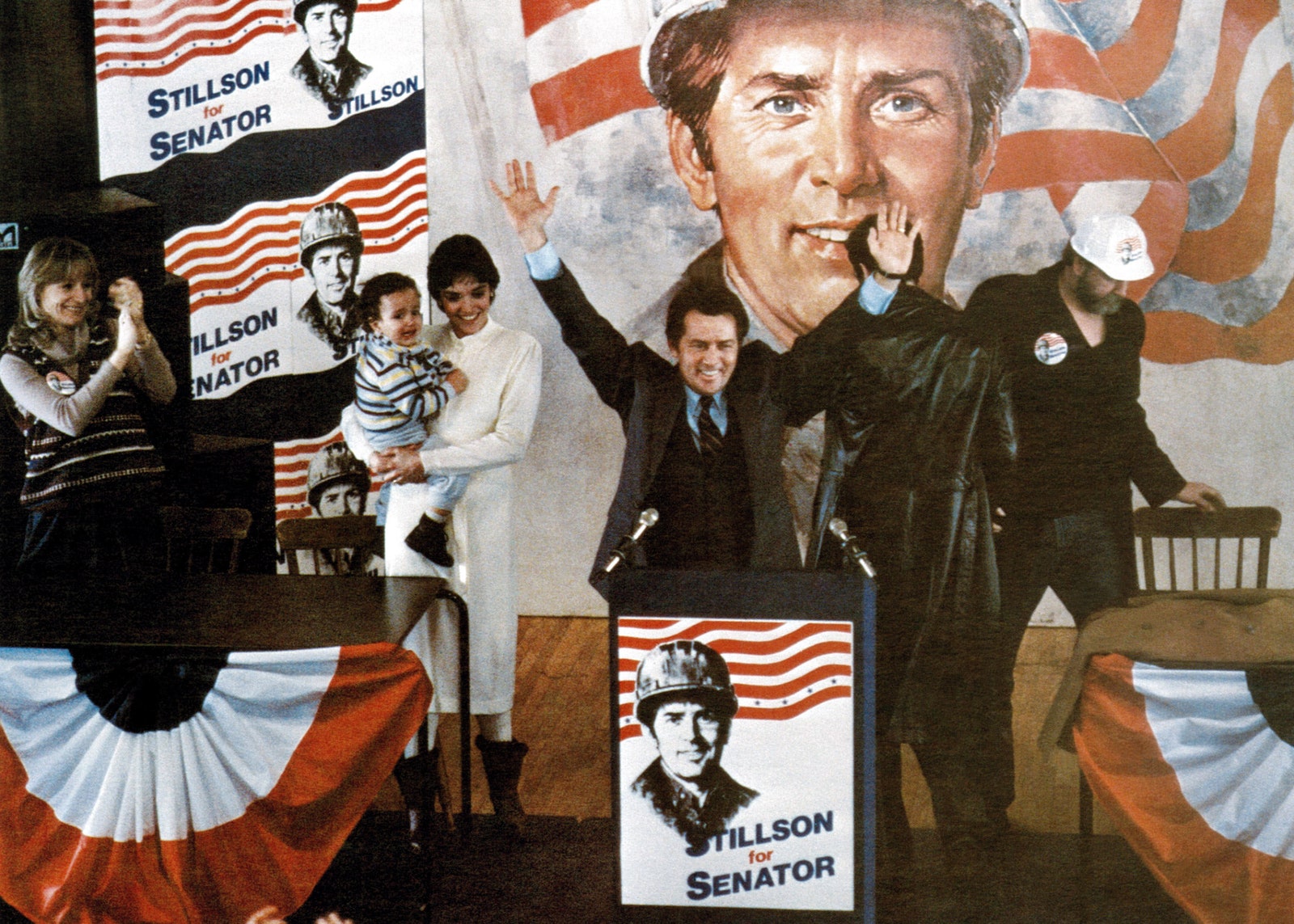 L'image peut contenir Martin Sheen Martin Sheen Susan Damante Brooke Adams Casque Vêtements Chaussures et chaussures