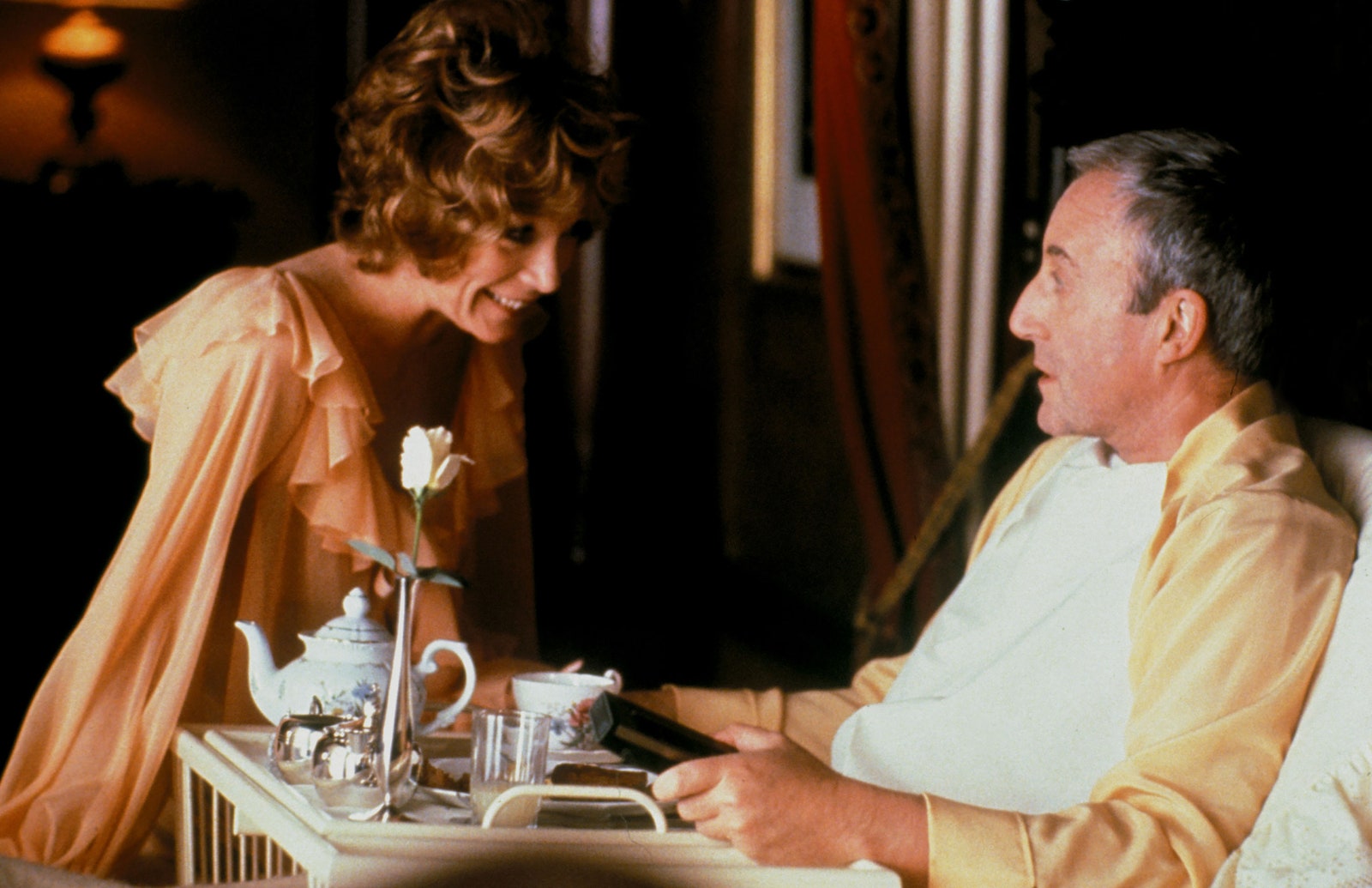 L’image peut contenir Peter Sellers Shirley MacLaine Tasse Personne Adolescent Adulte Lampe Poterie Table à manger et meubles