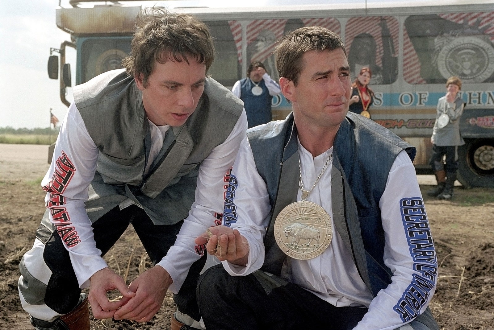 L'image contient peut-être Dax Shepard Luke Wilson Jack Gore Personne Vêtements pour adultes Chaussures Chaussures Personnes et accessoires