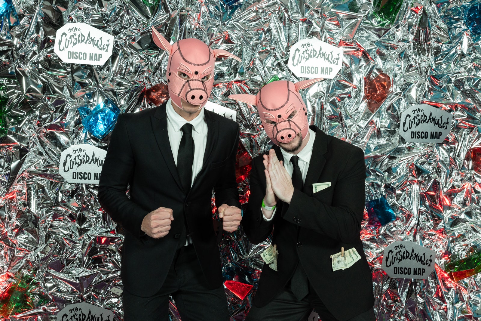 L'image peut contenir un blazer Villaño III, un manteau, une veste, une tenue de soirée, un costume, une personne adulte, un visage, une tête et une photographie.