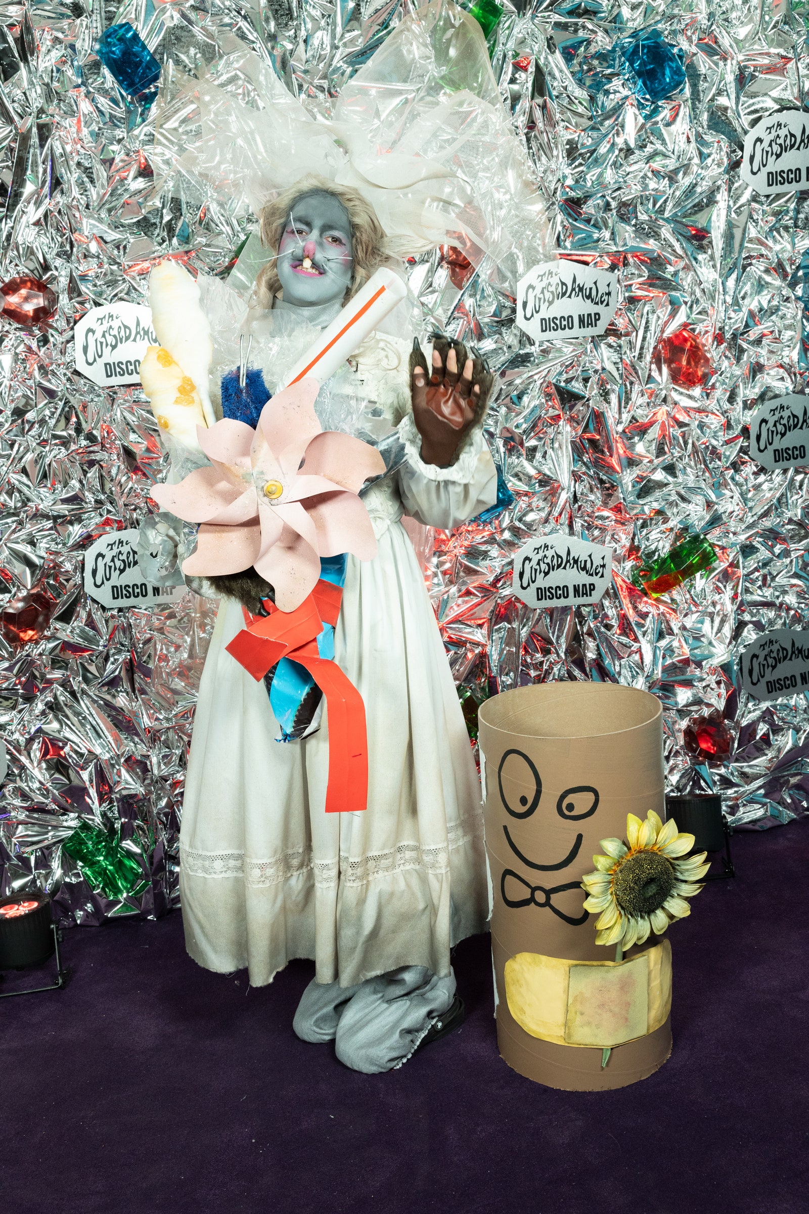 L'image peut contenir des vêtements Costume Personne Gant Visage Tête Photographie Portrait et tasse