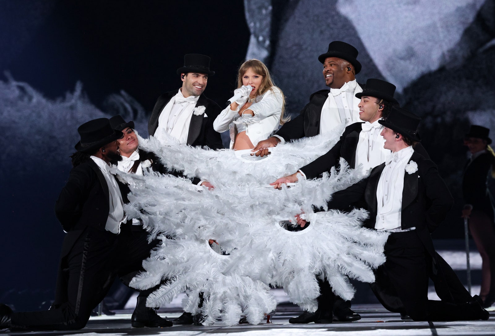 L'image peut contenir Zacardi Cortez Osvaldo de León Taylor Swift Procopius Vêtements Chapeau Activités de danse et de loisirs