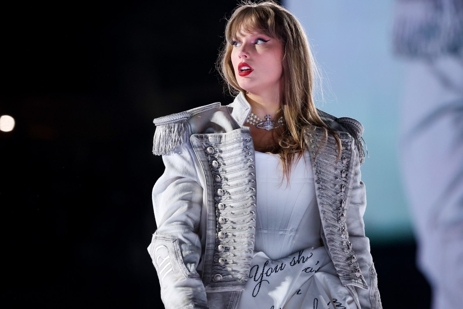L'image peut contenir Taylor Swift Tête Personne Visage Adulte Interprète Solo Performance Accessoires Bijoux et collier
