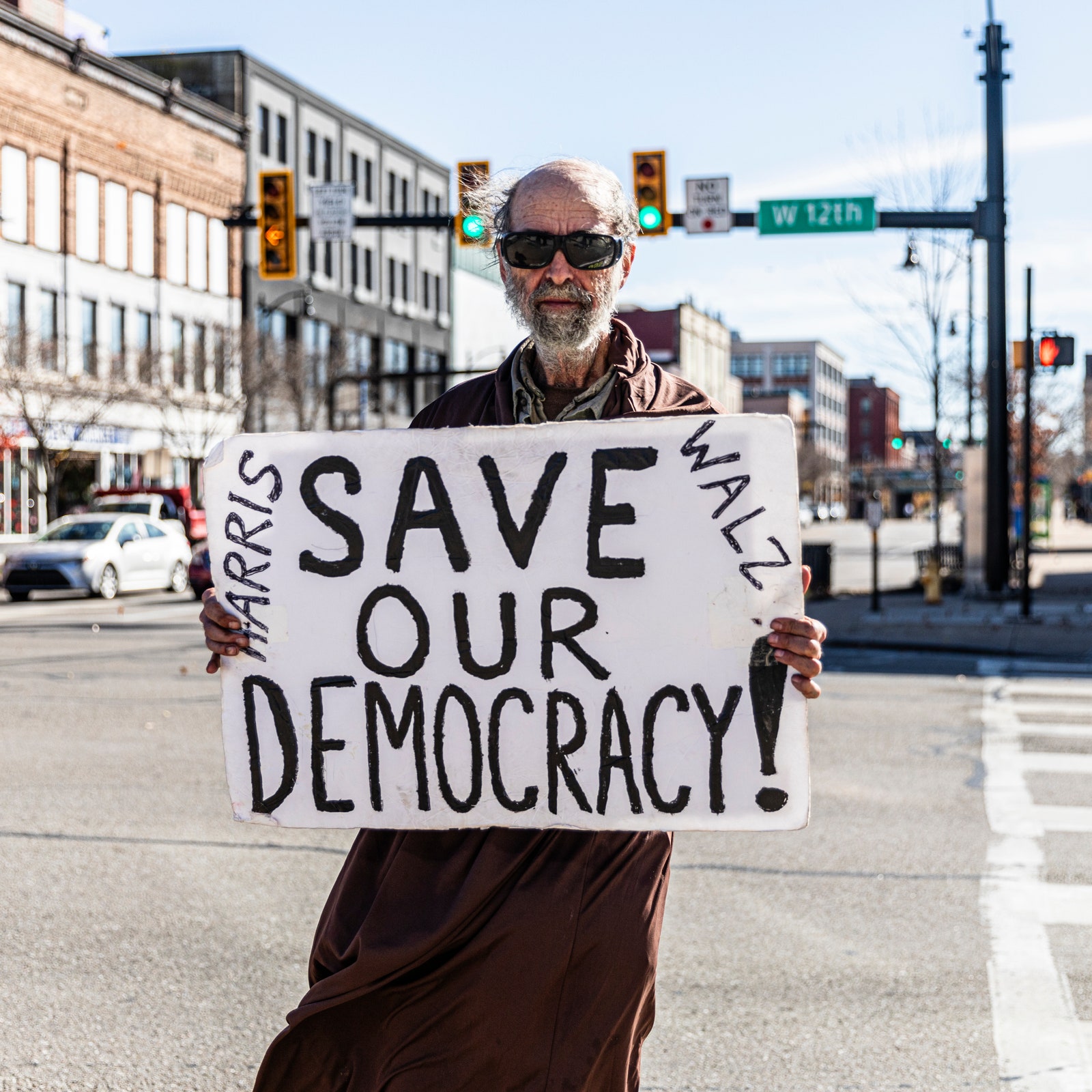 L'image peut contenir un feu de circulation du prince Michael de Kent pour une personne adulte, des accessoires, des lunettes, une voiture et des transports.