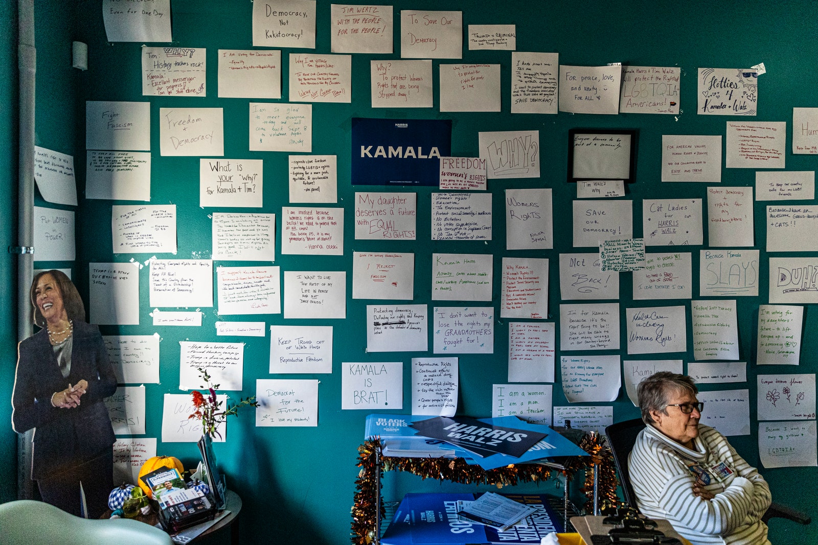 L'image peut contenir Kamala Harris Personne adulte Chaise Meubles Accessoires Lunettes Bijoux et collier