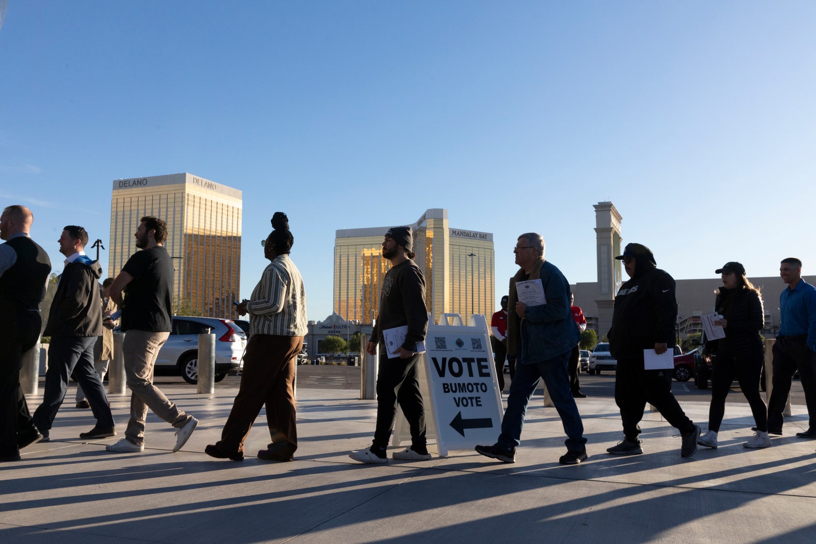 L'image contient peut-être Personne qui marche Personnes Ville Vêtements Chaussures Chaussure Adulte Piéton Chapeau Route Tarmac et voiture