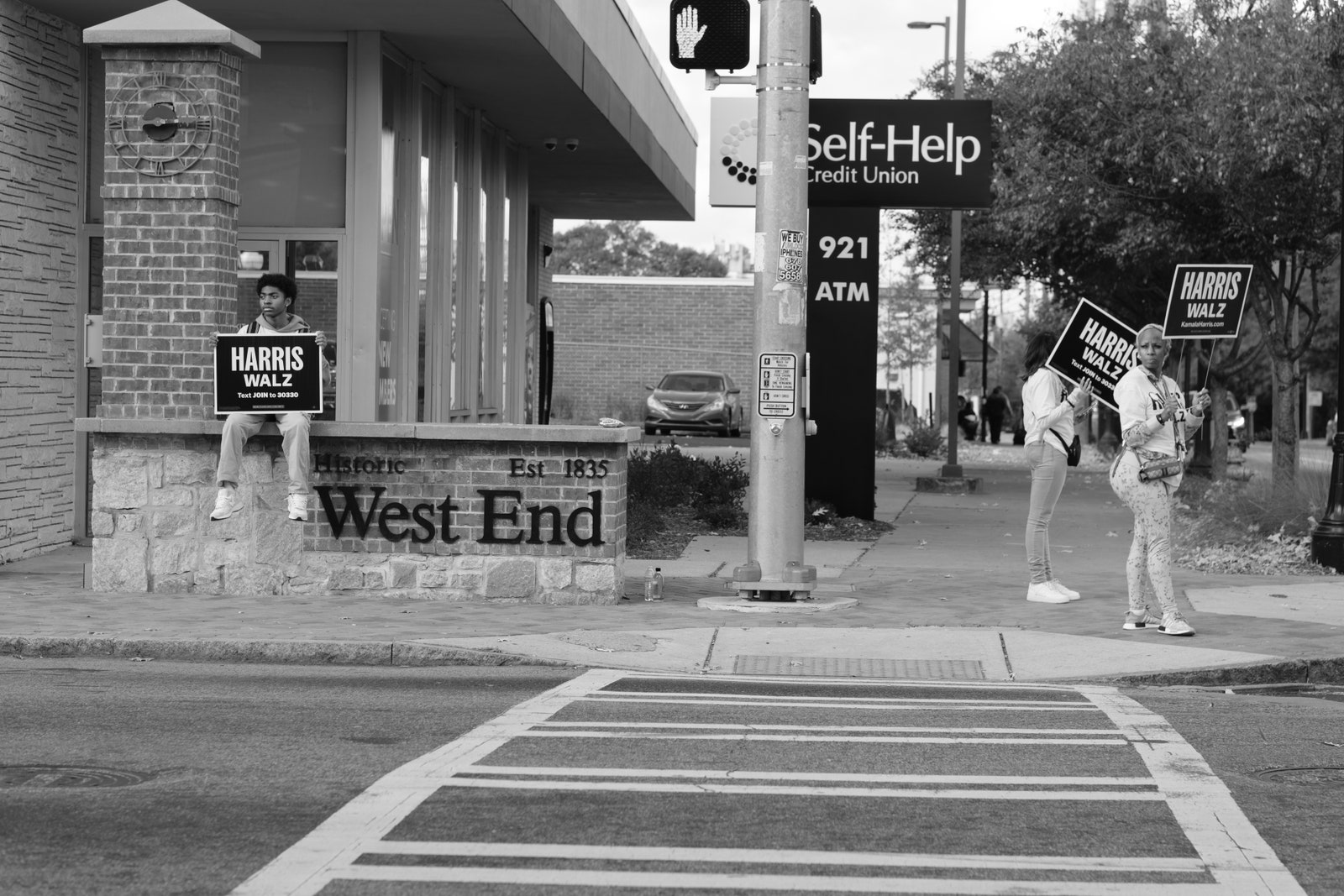 L'image peut contenir Hamza Choudhury Chemin Trottoir Route Tarmac Personne Voiture Véhicule de transport Ville et rue