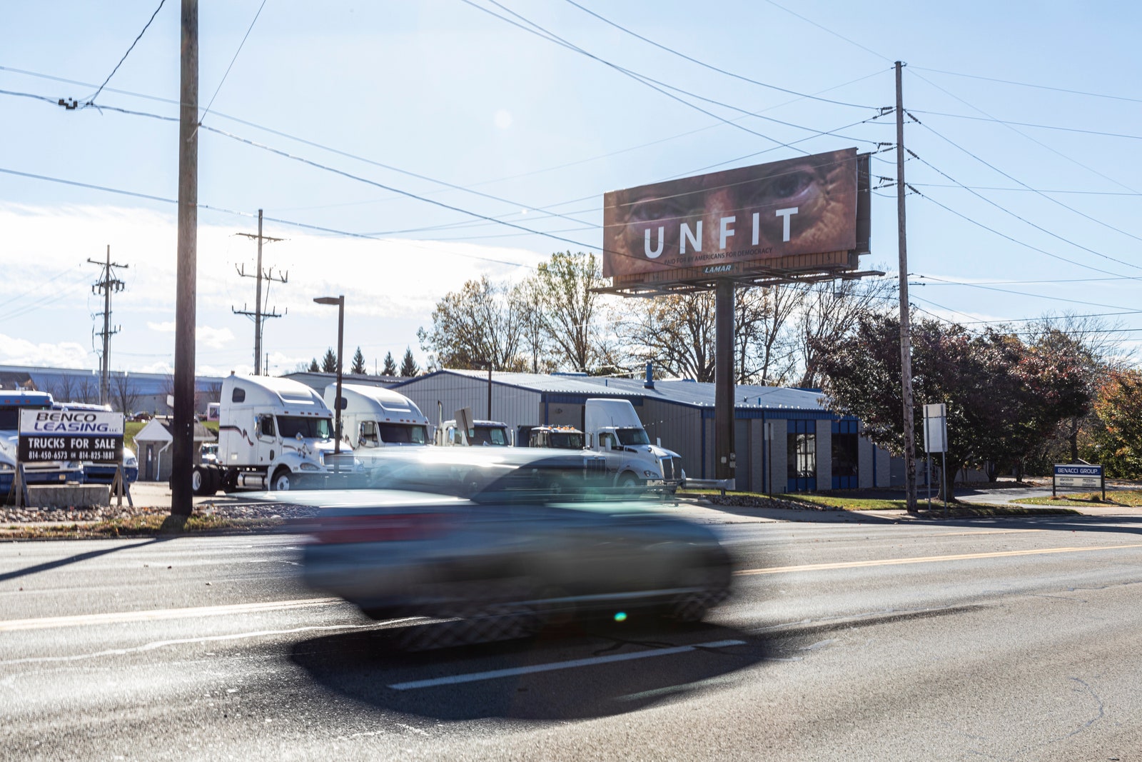 L'image peut contenir Ville Transport Camion Véhicule Publicité Voiture Architecture Bâtiment Hôtel et poteau utilitaire