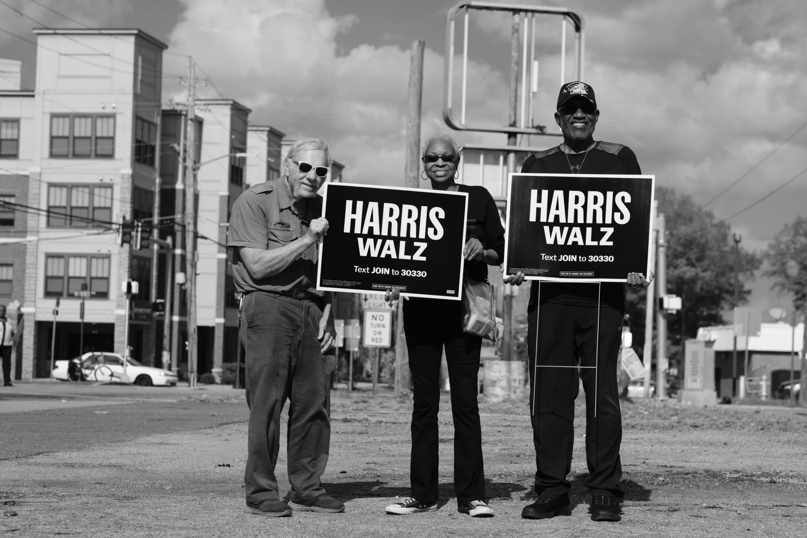 L'image contient peut-être Bobby Bell Muriel Petioni Personnes Personne Adulte Accessoires Sac Sac à main Publicité et vêtements