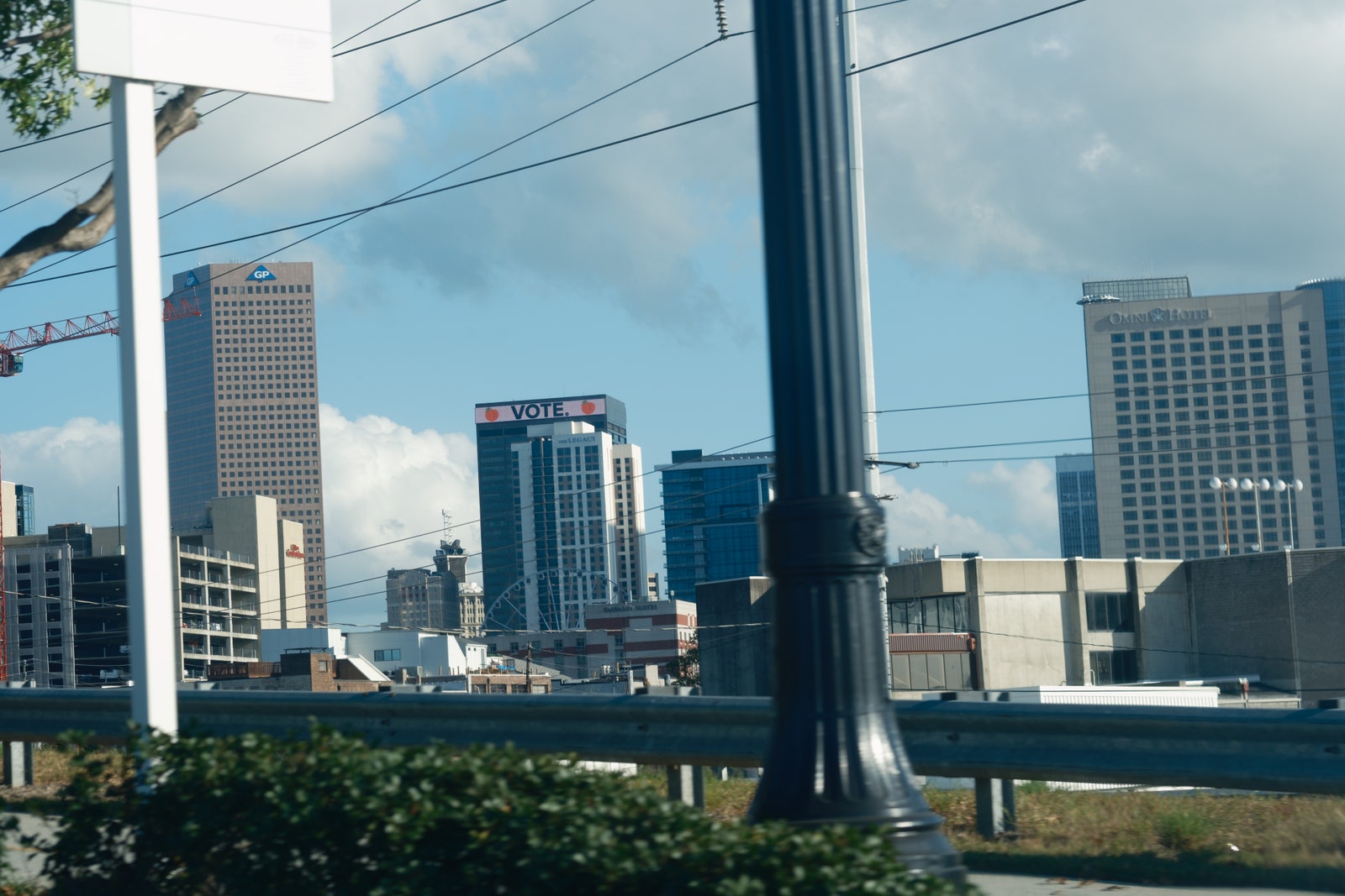 L'image contient peut-être Ville Urbain Métropole Architecture Bâtiment Immeuble de bureaux Paysage urbain Condo Logement et gratte-ciel