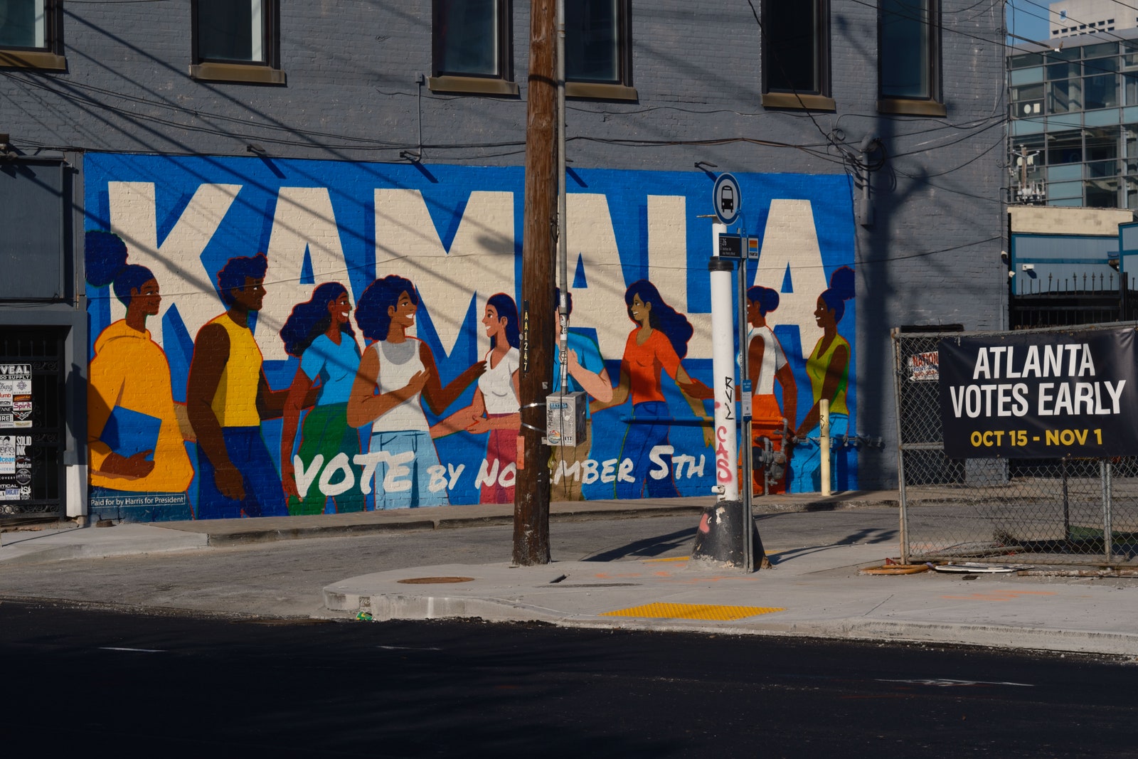 L’image peut contenir des œuvres d’art Peinture Ville Personne adulte Route Rue et Urbain