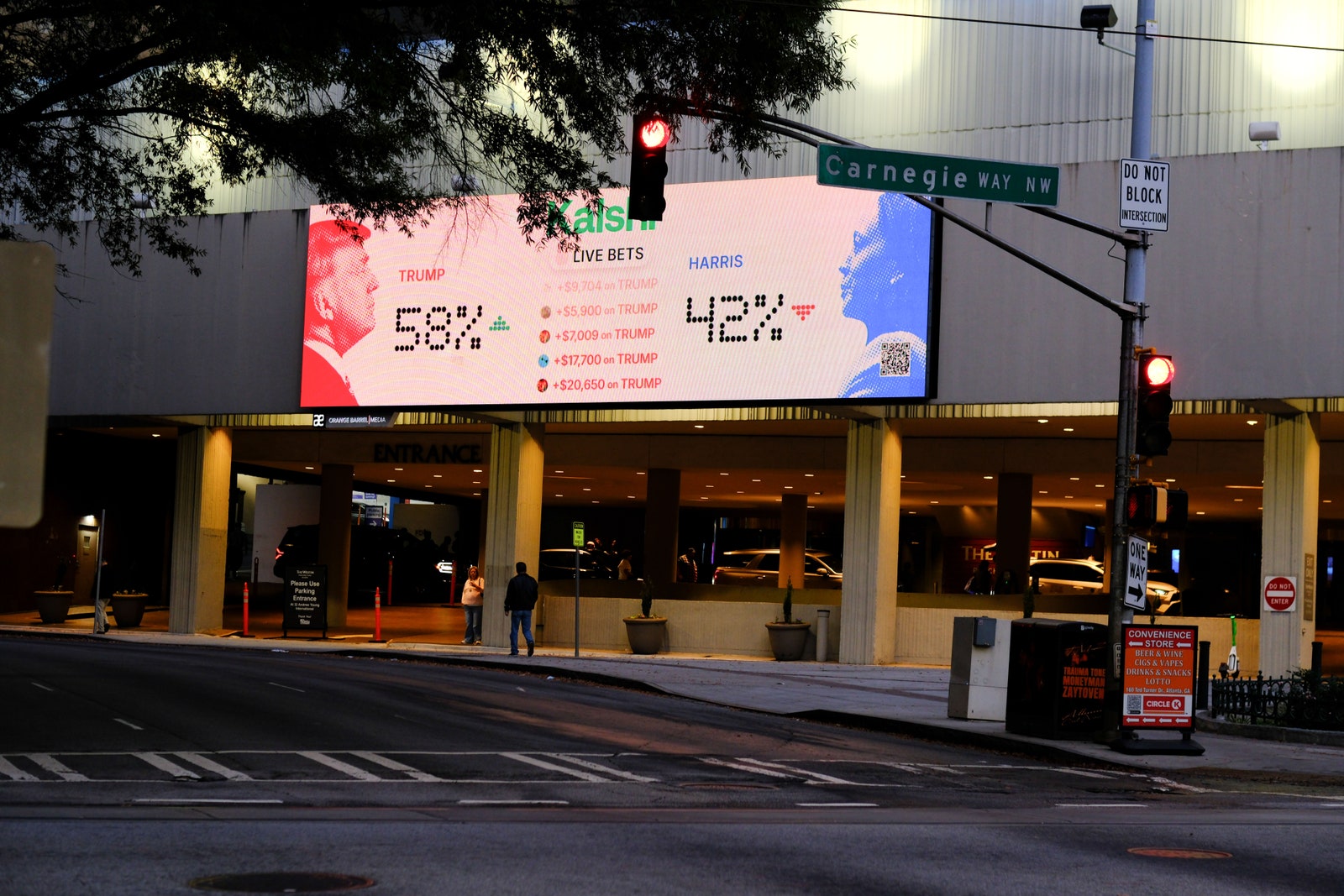 L'image peut contenir Alexsandra Wright Donald Trump Publicité Feu Feu de circulation Personne Plante Ville et voiture