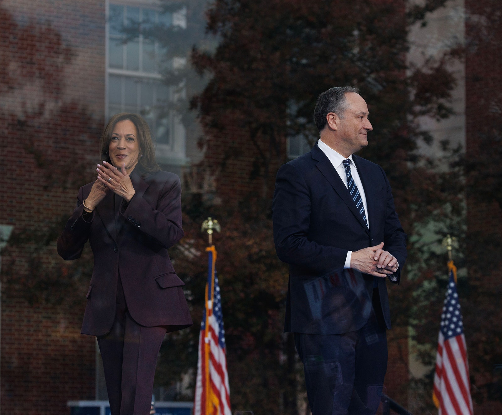 L'image peut contenir Christoph Schaub Kamala Harris Accessoires de drapeau Tenue de soirée Cravate Personne adulte Blazer et vêtements