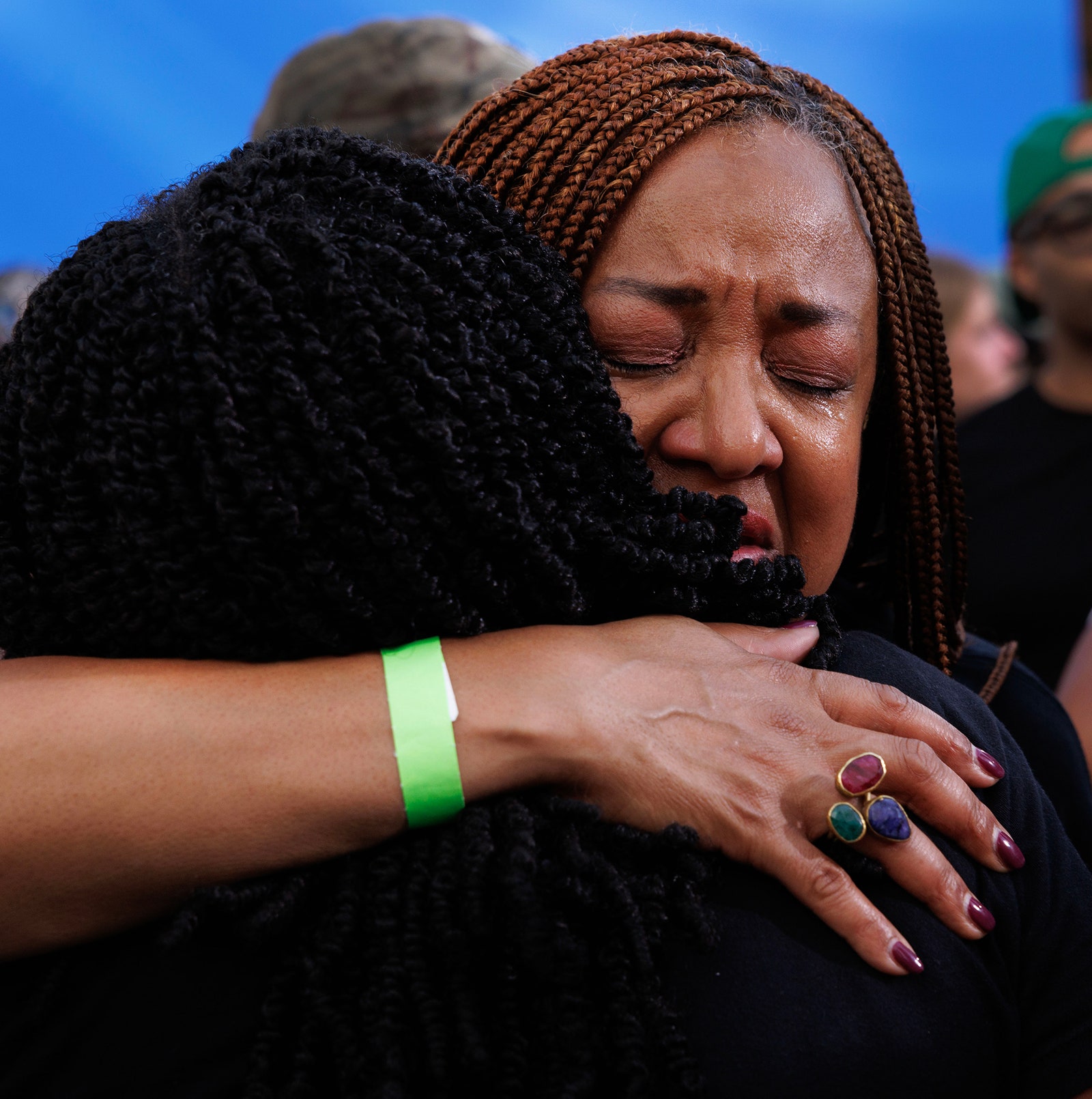 L'image peut contenir des accessoires Bracelet Bijoux Personne adulte Vêtements câlins Chapeau Tête Visage Bague et lunettes