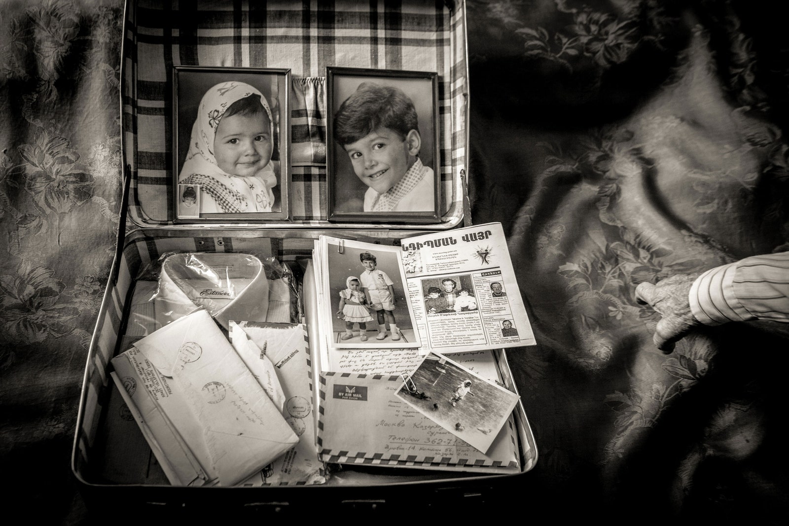 L'image peut contenir Jackie Coogan Bébé Personne Visage Tête Photographie Portrait Bagages et valise