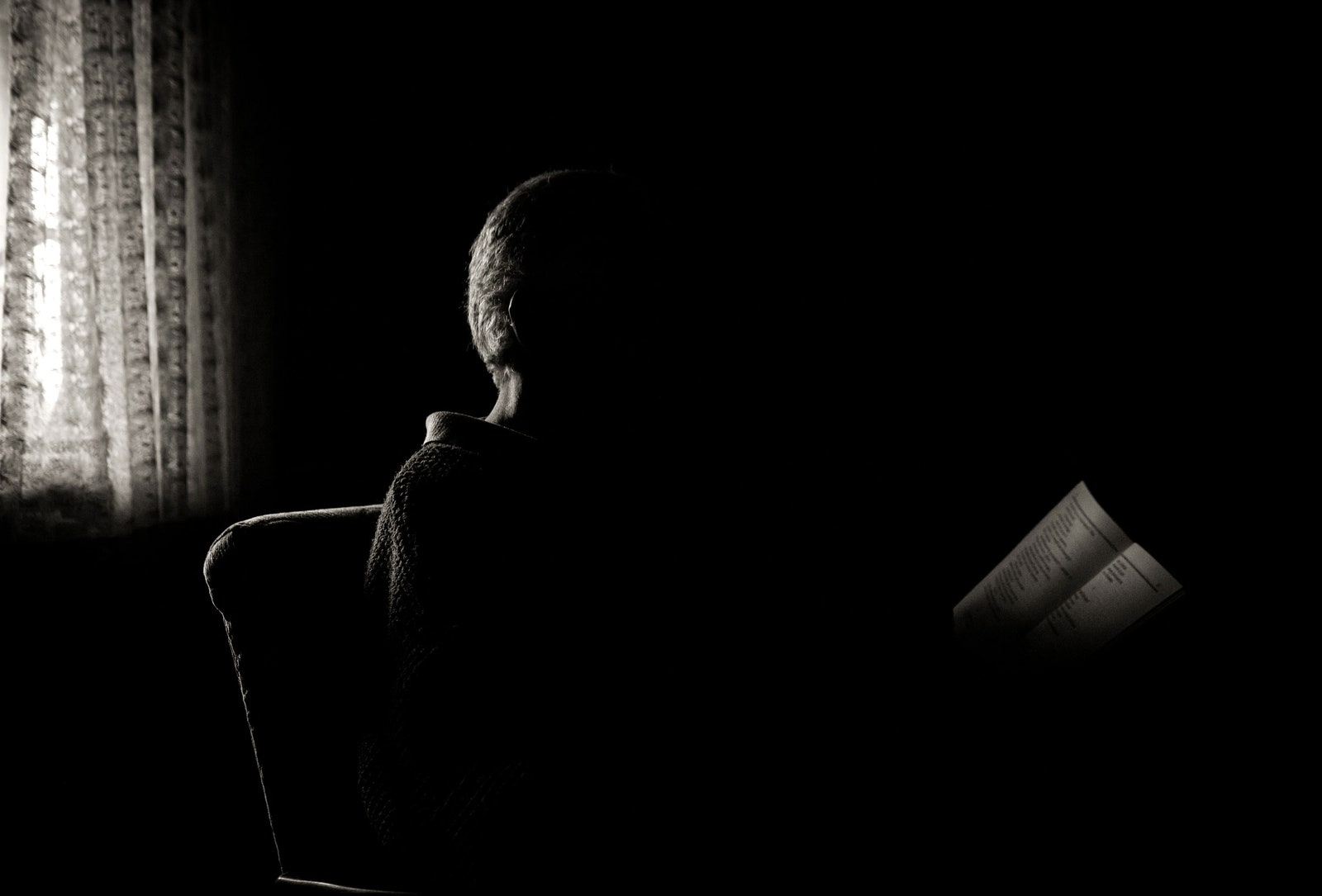 L’image peut contenir une personne lisant un livre et une publication pour adultes