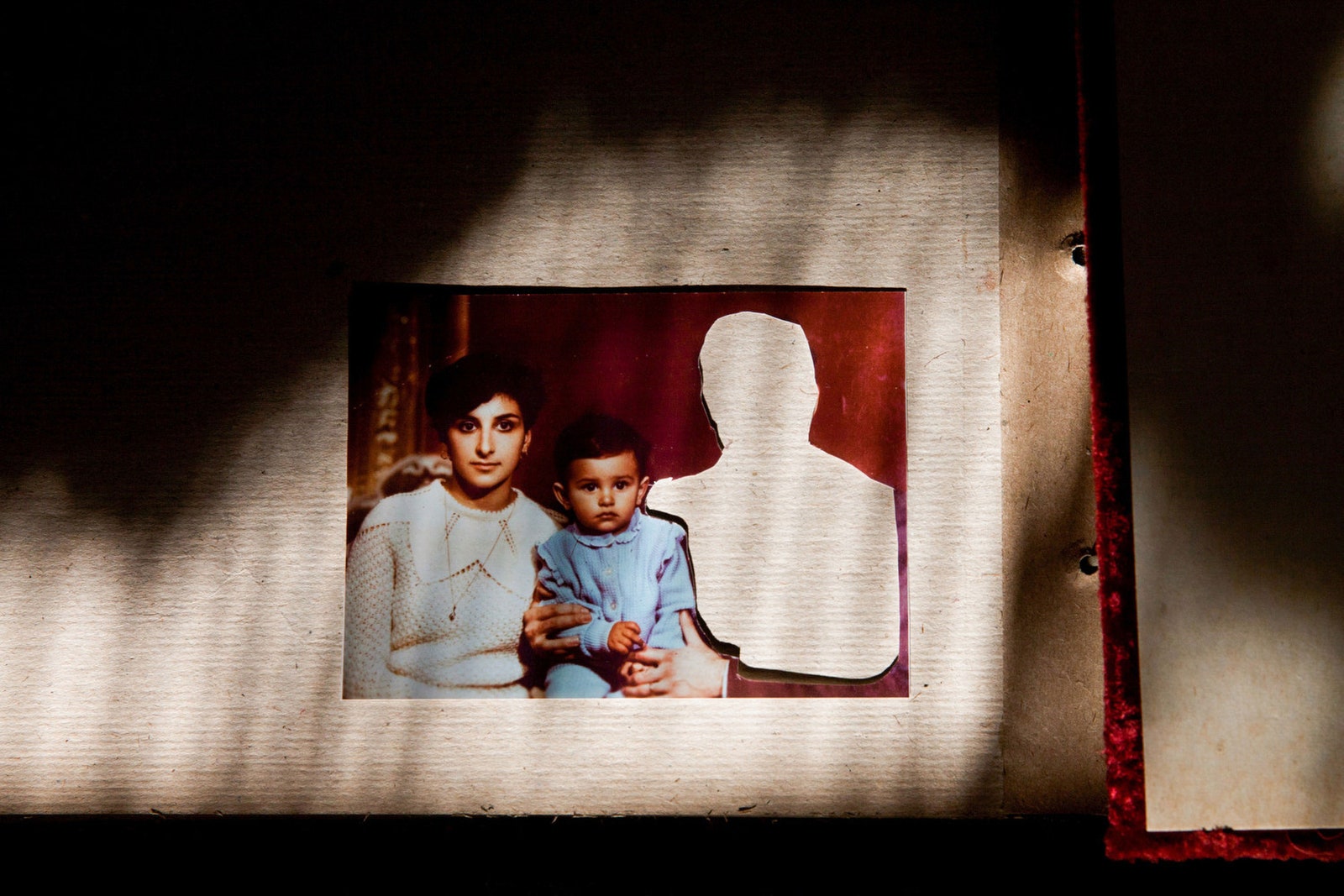 L'image peut contenir Eva Mei Visage Tête Personne Photographie Portrait Bébé Personnes Accessoires Bijoux Collier et art