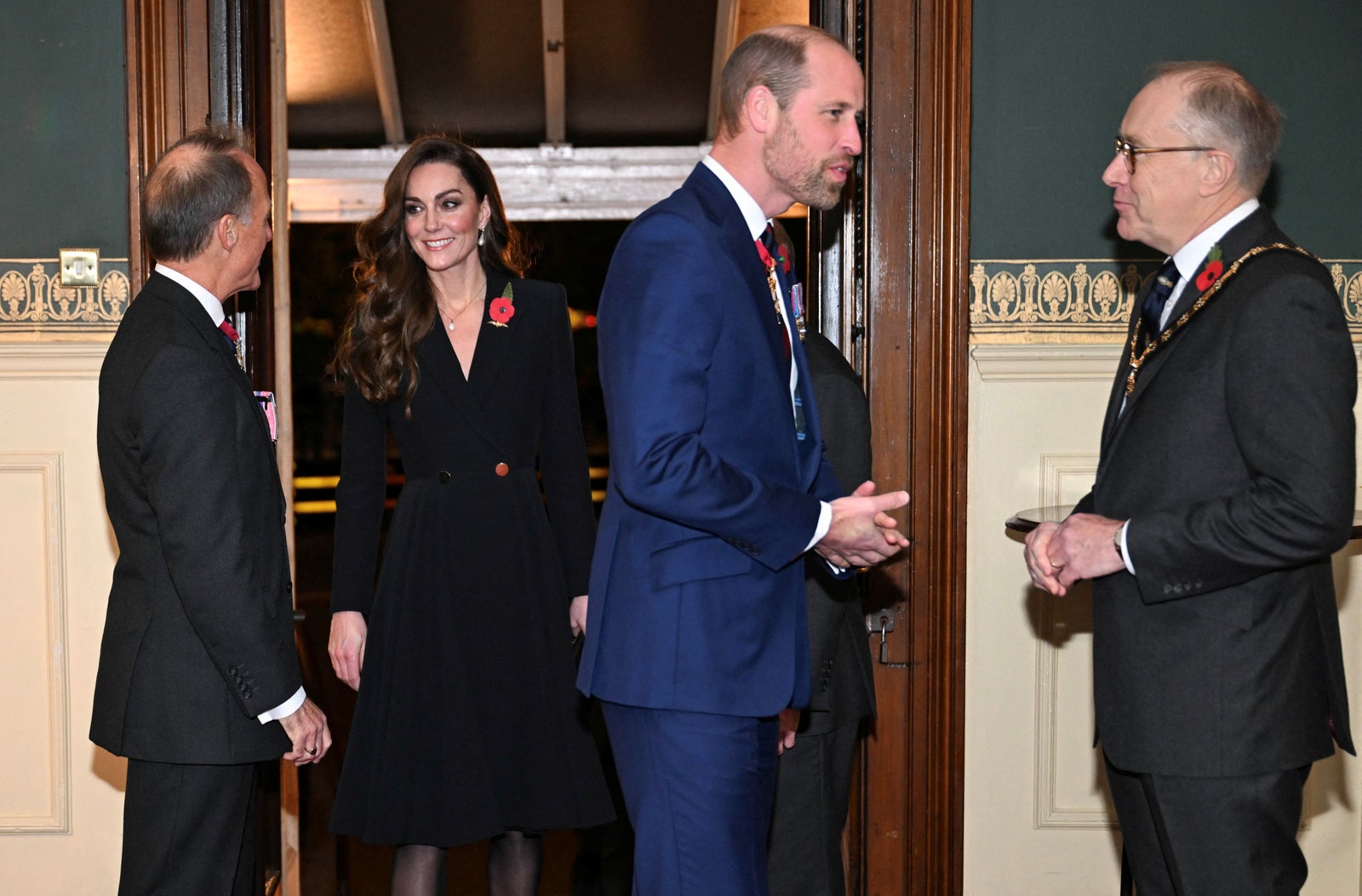 L'image peut contenir le prince William duc de Cambridge Blazer Vêtements Manteau Veste Personne adulte Accessoires et lunettes