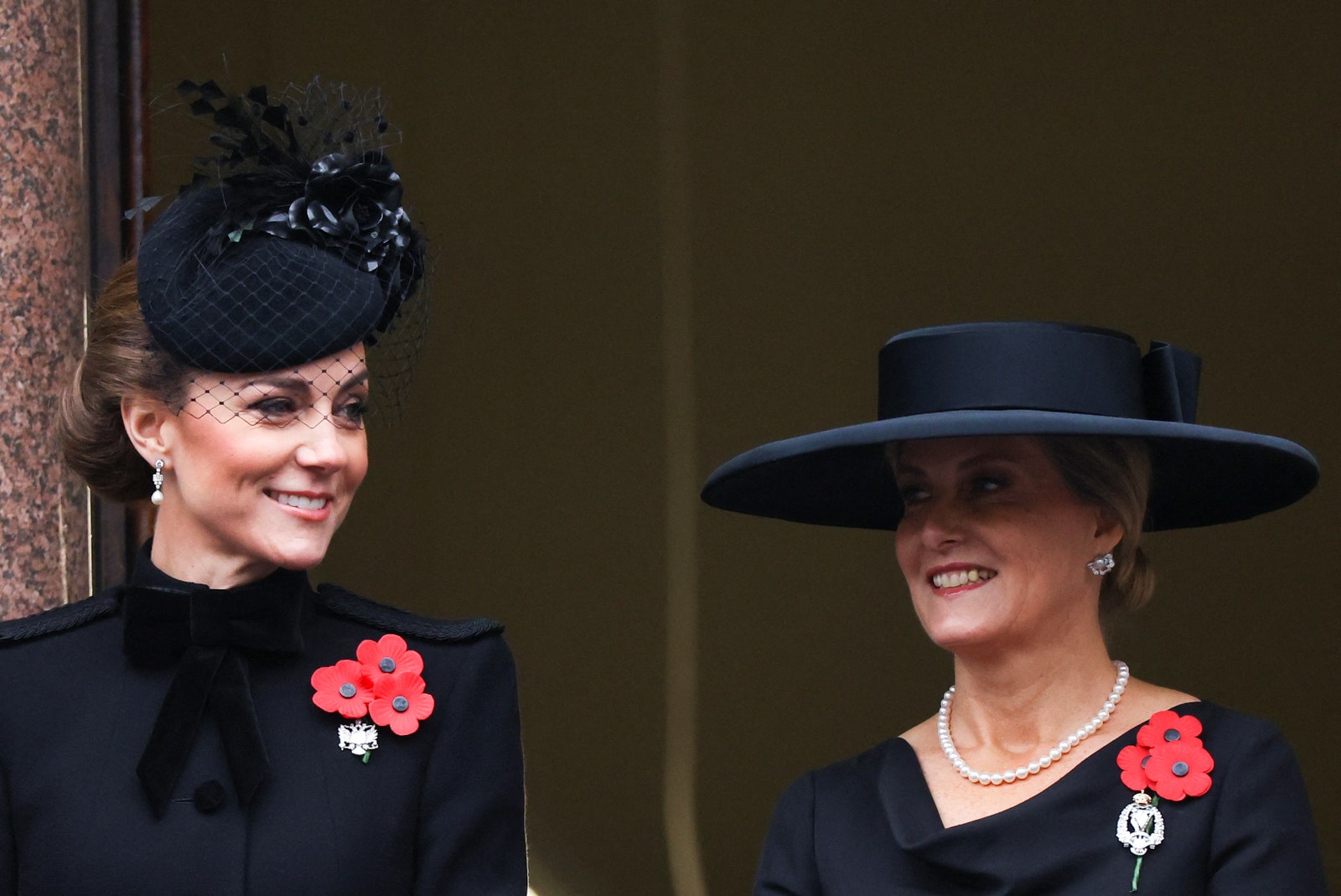 L'image peut contenir Sophie, comtesse de Wessex, accessoires pour personnes, bijoux, collier, vêtements pour adultes, chapeau et mariage.