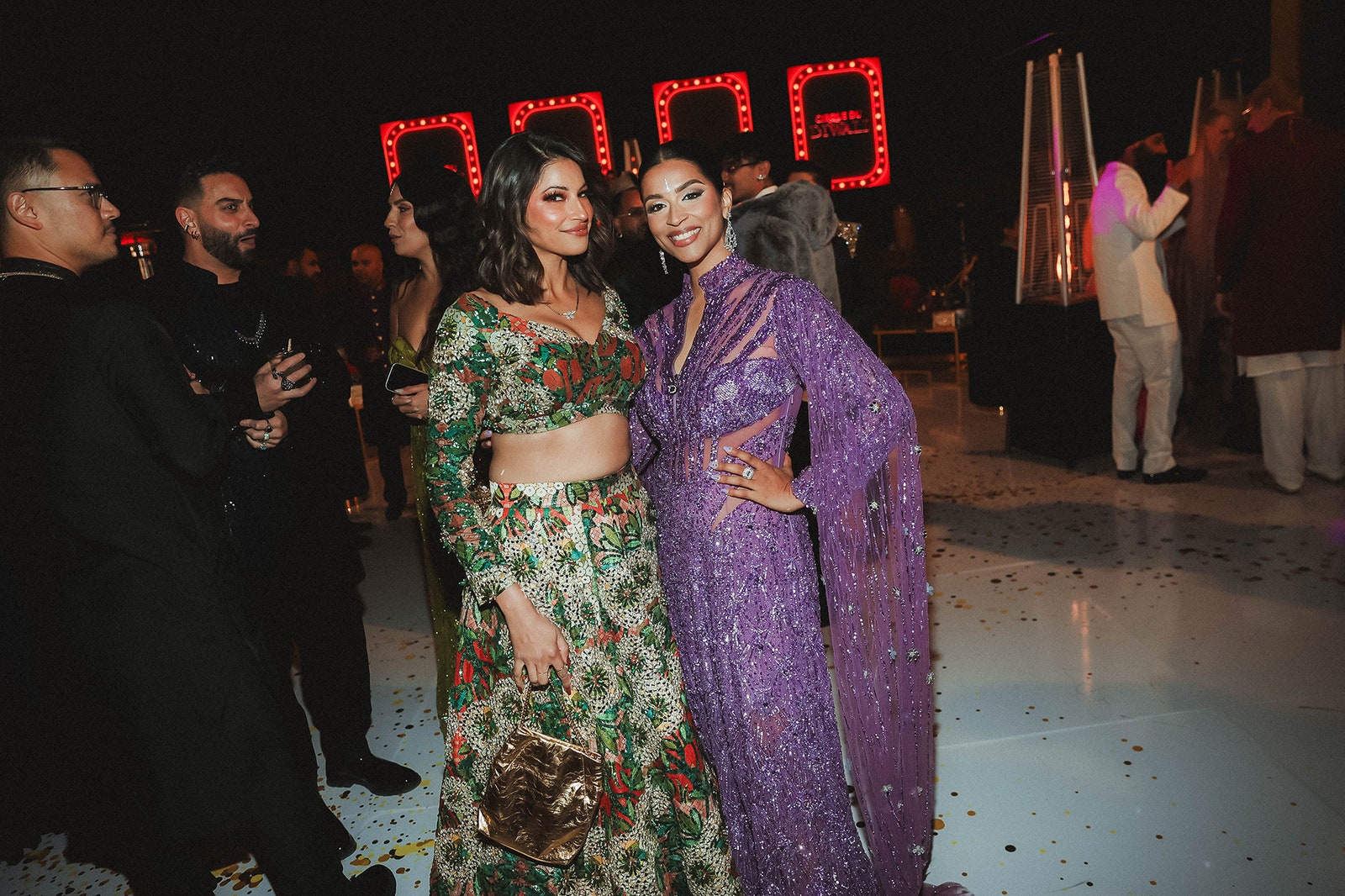 L'image peut contenir Lilly Singh Chris D'Elia Accessoires Sac Sac à main Vêtements Chaussures Chaussure Personne adulte et mariage