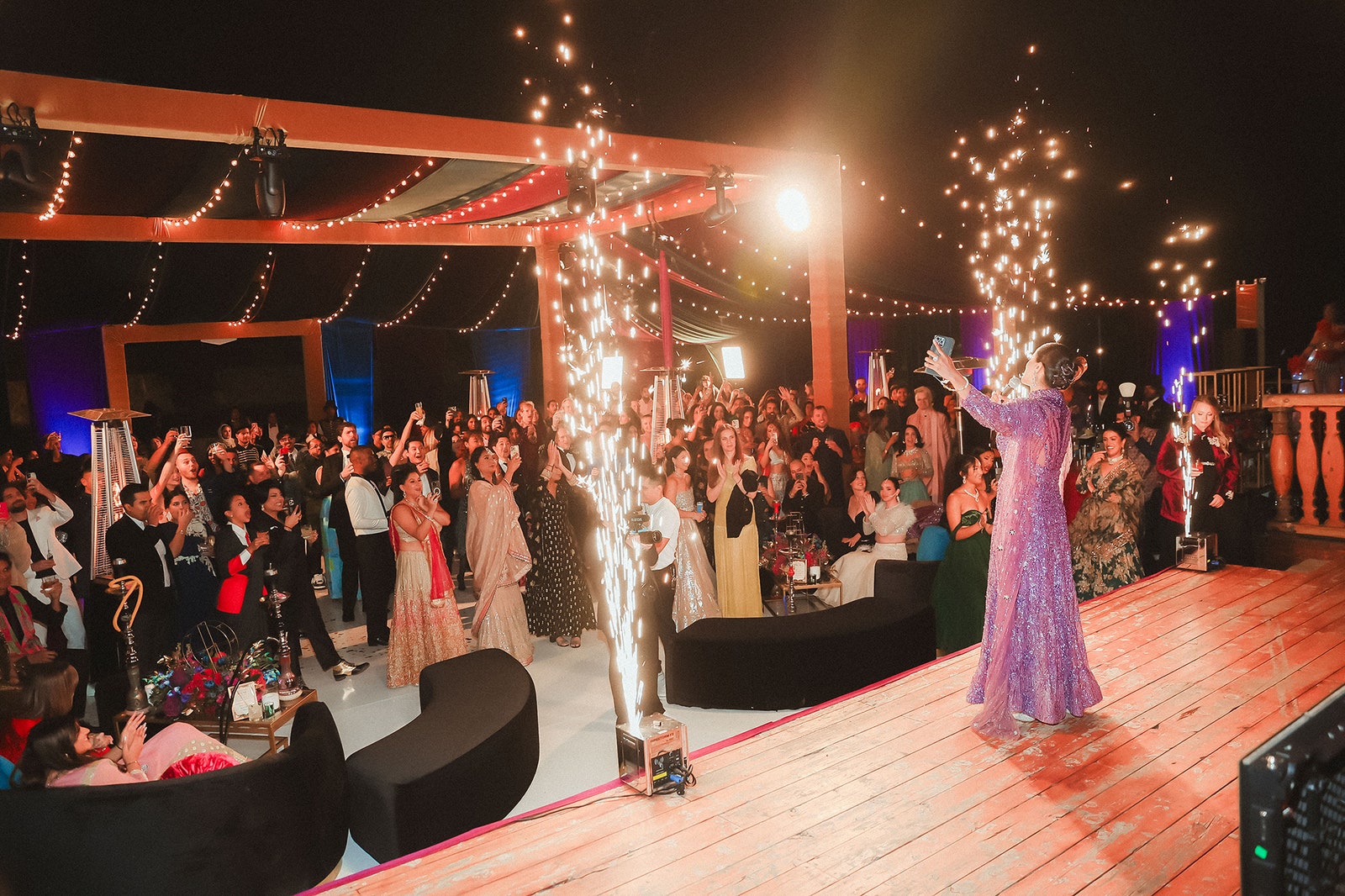 L'image peut contenir Typh Barrow Personne adulte Éclairage de mariage Chaise Meubles Vêtements de fête amusants Chaussures et chaussures