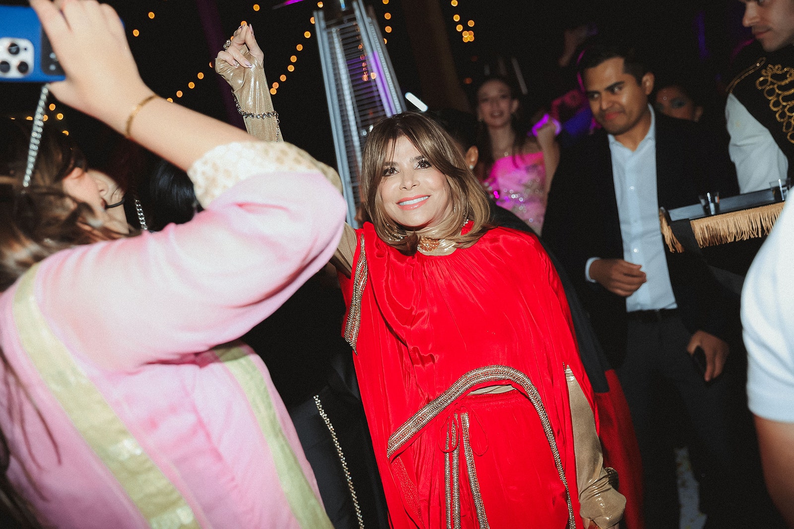 L'image peut contenir Paula Abdul CE Gatchalian Accessoires Bracelet Bijoux Citadins Personne Club et Adulte