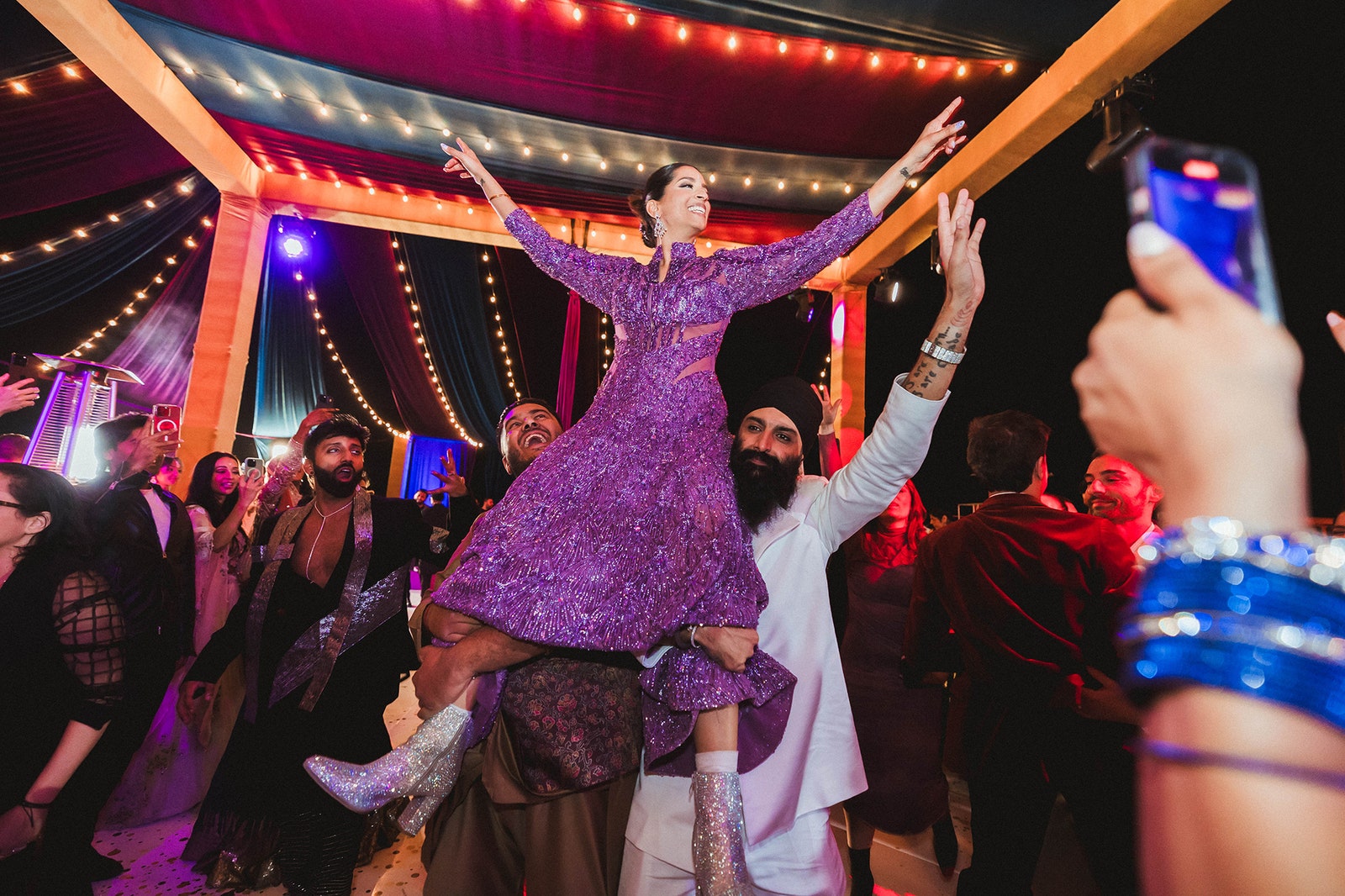 L'image peut contenir Kris Fade Lilly Singh Ved Shankar Kiran Sonia Sawar JC Tretter Personne adulte urbaine et mariage