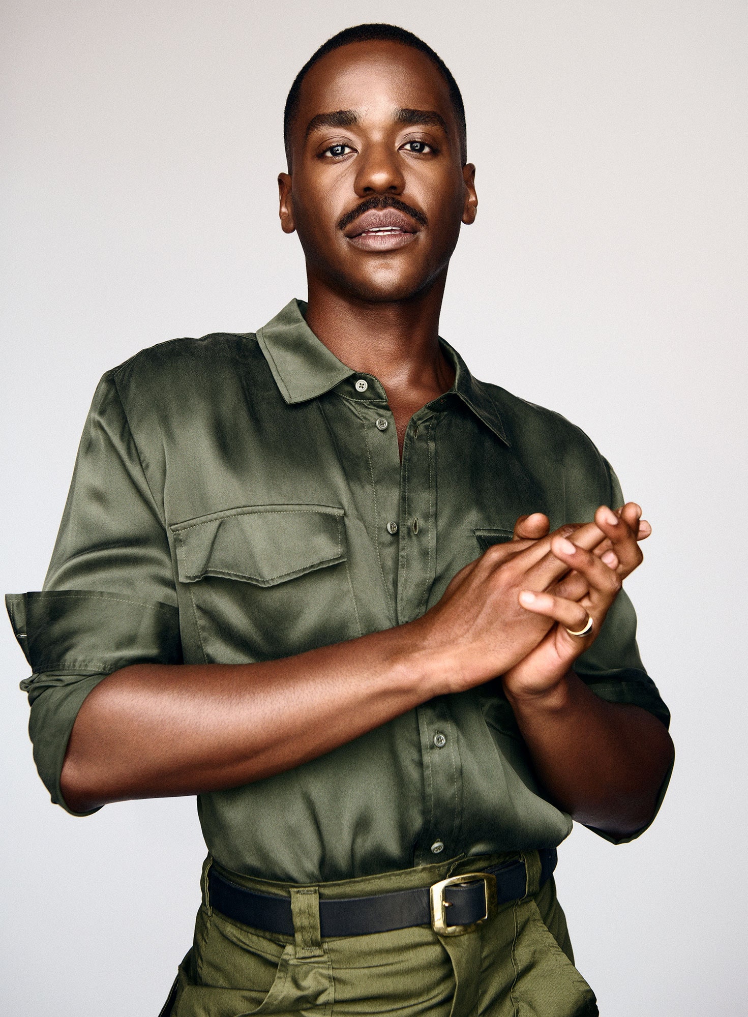 Ncuti Gatwa lors de la séance photo de couverture du Hollywood Issue 2025, portant une chemise verte Silk Laundry et un short vintage de Front...