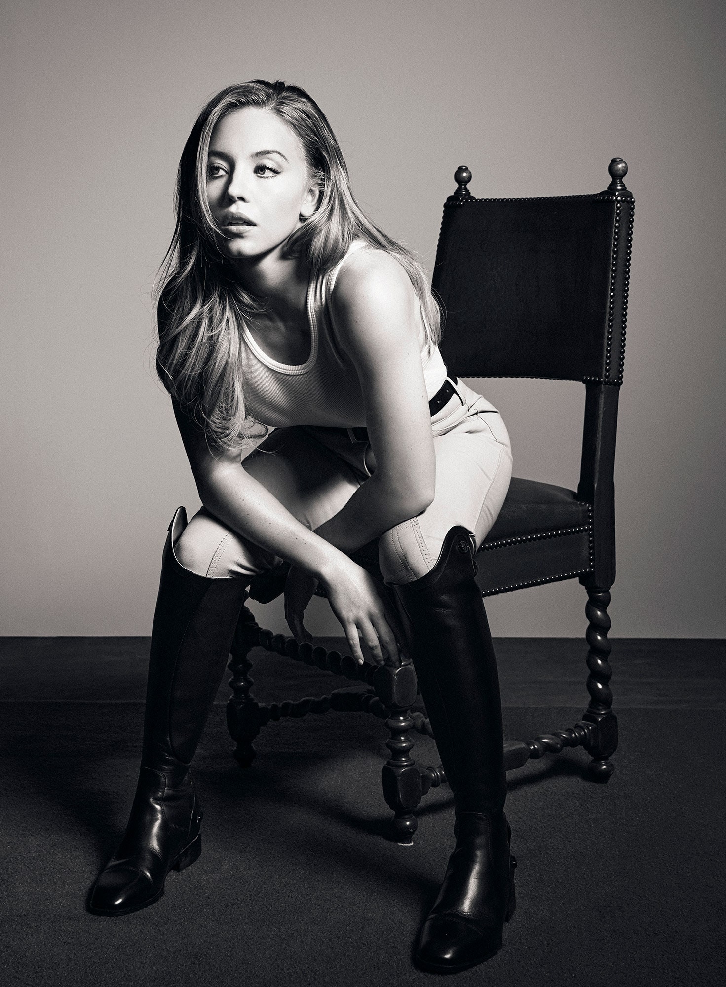 Sydney Sweeney lors de la séance photo de couverture du Hollywood Issue 2025, portant un débardeur RLT, un pantalon d'équitation Hermès et des bottes d'équitation Ariat.