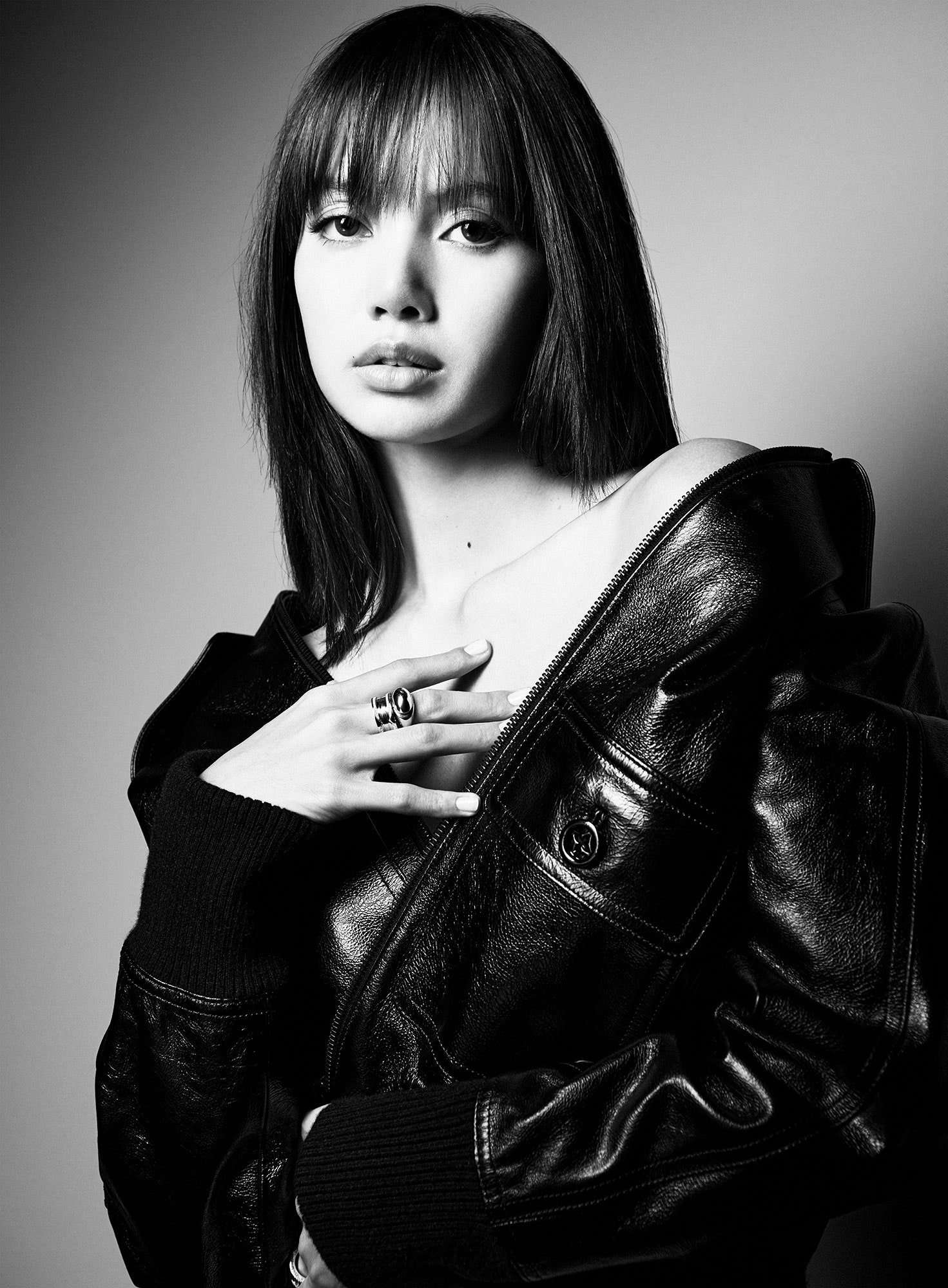 Lisa lors de la séance photo pour la couverture du Hollywood Issue 2025, portant une veste Louis Vuitton et des bagues Bulgari.