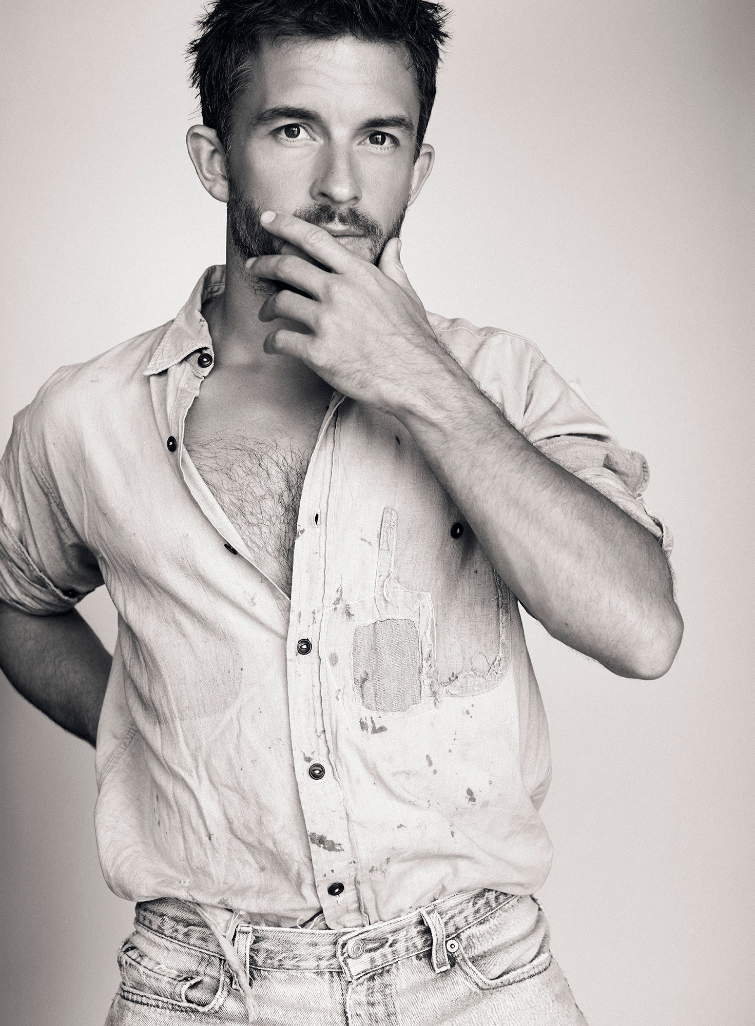 Jonathan Bailey lors de la séance photo de couverture du Hollywood Issue 2025, portant une chemise vintage Raggedy Threads et des Levis vintage.
