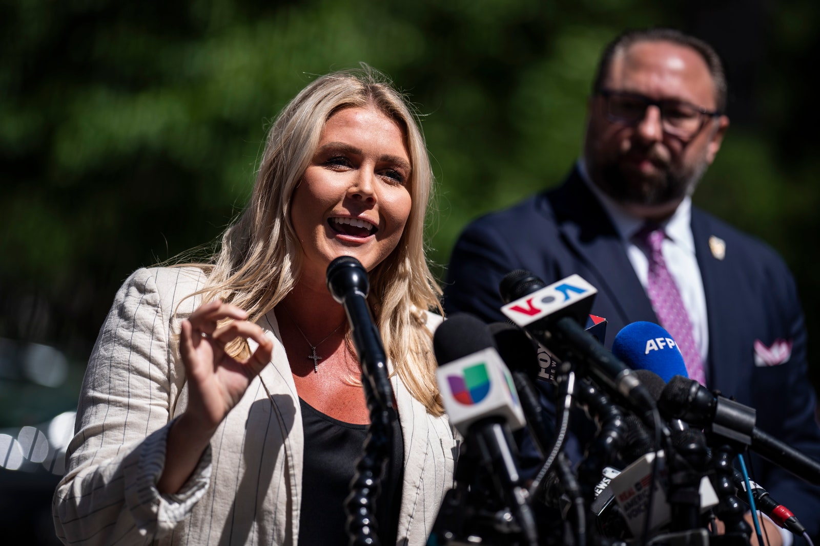 L'image peut contenir Emily Elbert Jason Miller Personnes Personne Foule Appareil électrique Microphone Adulte et accessoires