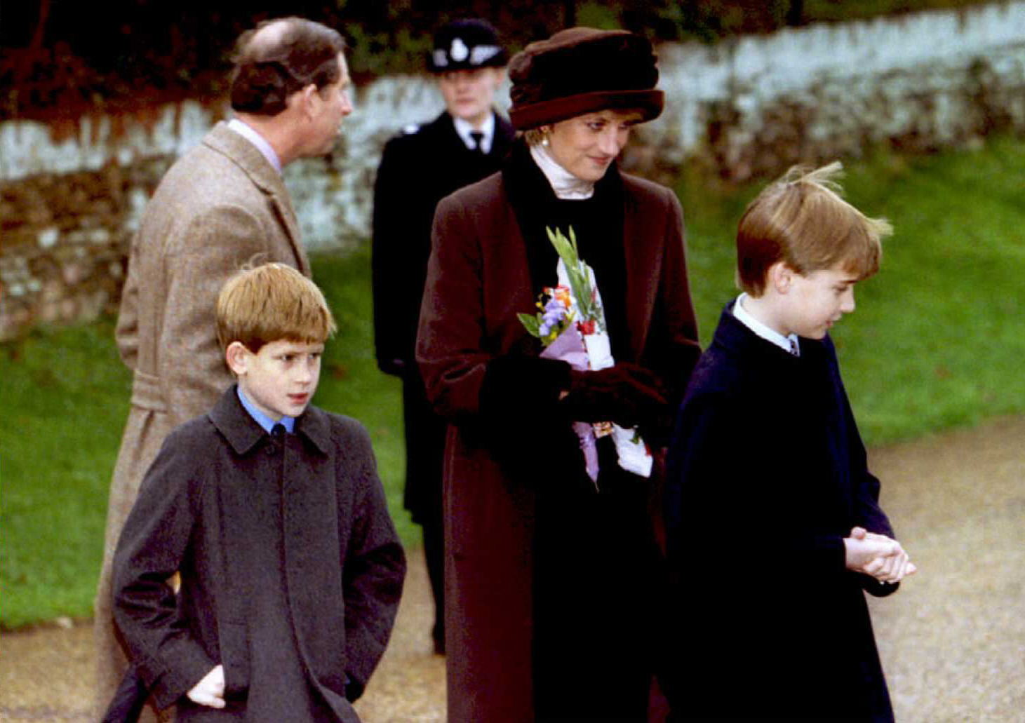 L'image contient peut-être le prince Harry, duc de Sussex, Diana, princesse de Galles, Charles, prince de Galles et Romola Garai.