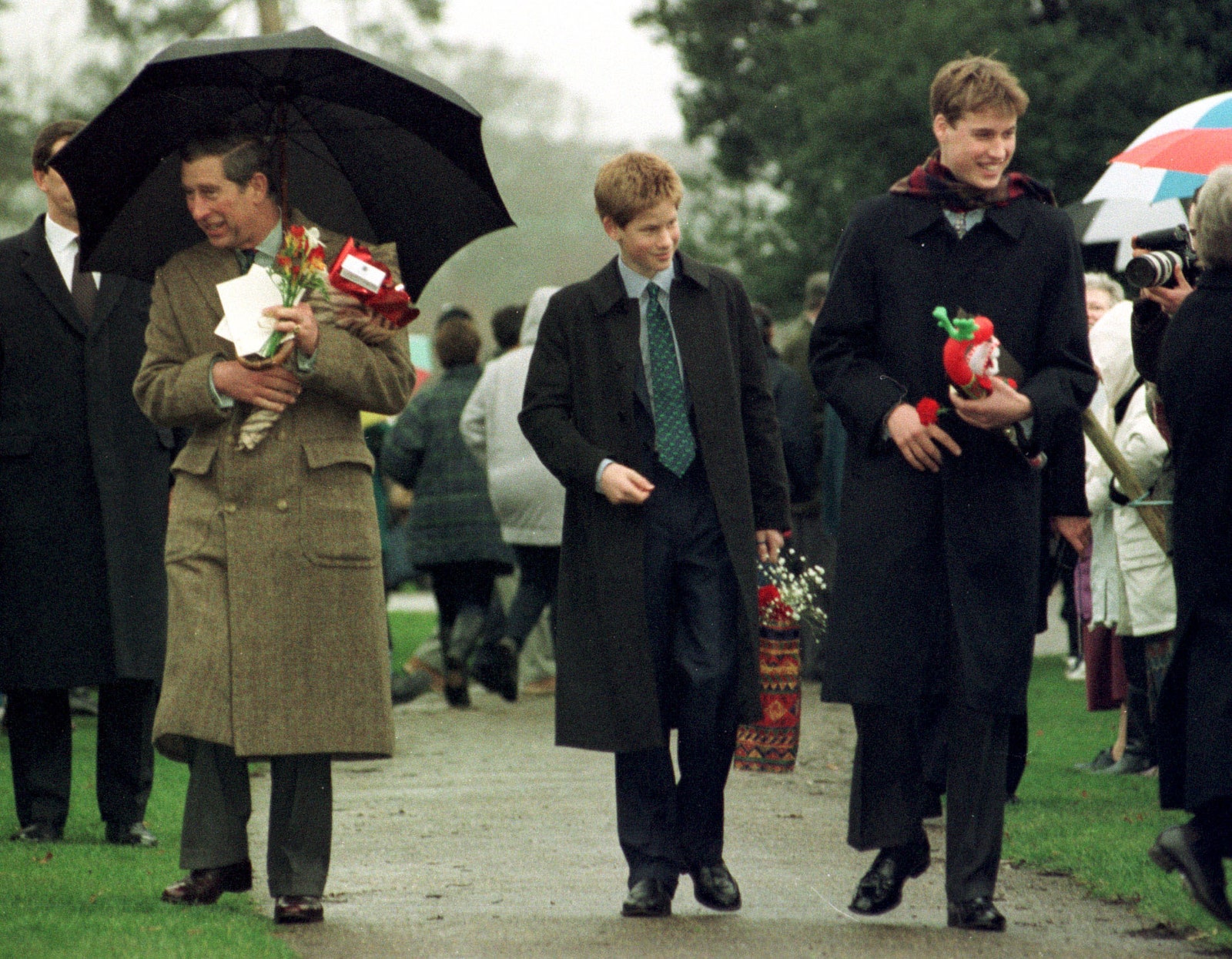 L'image contient peut-être Charles, prince de Galles, prince William, duc de Cambridge, prince Harry, duc de Sussex et vêtements.