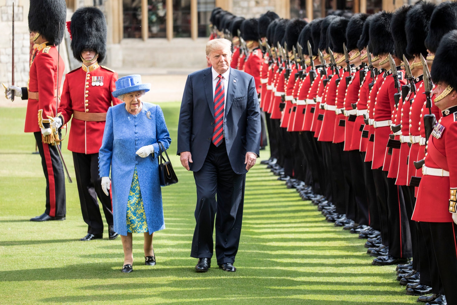 L'image contient peut-être Donald Trump Elizabeth II Personne Personnes Personnes Vêtements Gant Chaussures Accessoires de chaussures et tenues de soirée