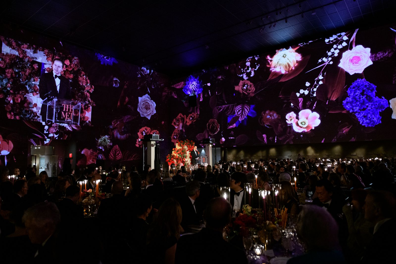 L'image peut contenir Joel Lamangan Max Hollein Éclairage Concert urbain Foule Personne Scène Adulte Mariage et intérieur