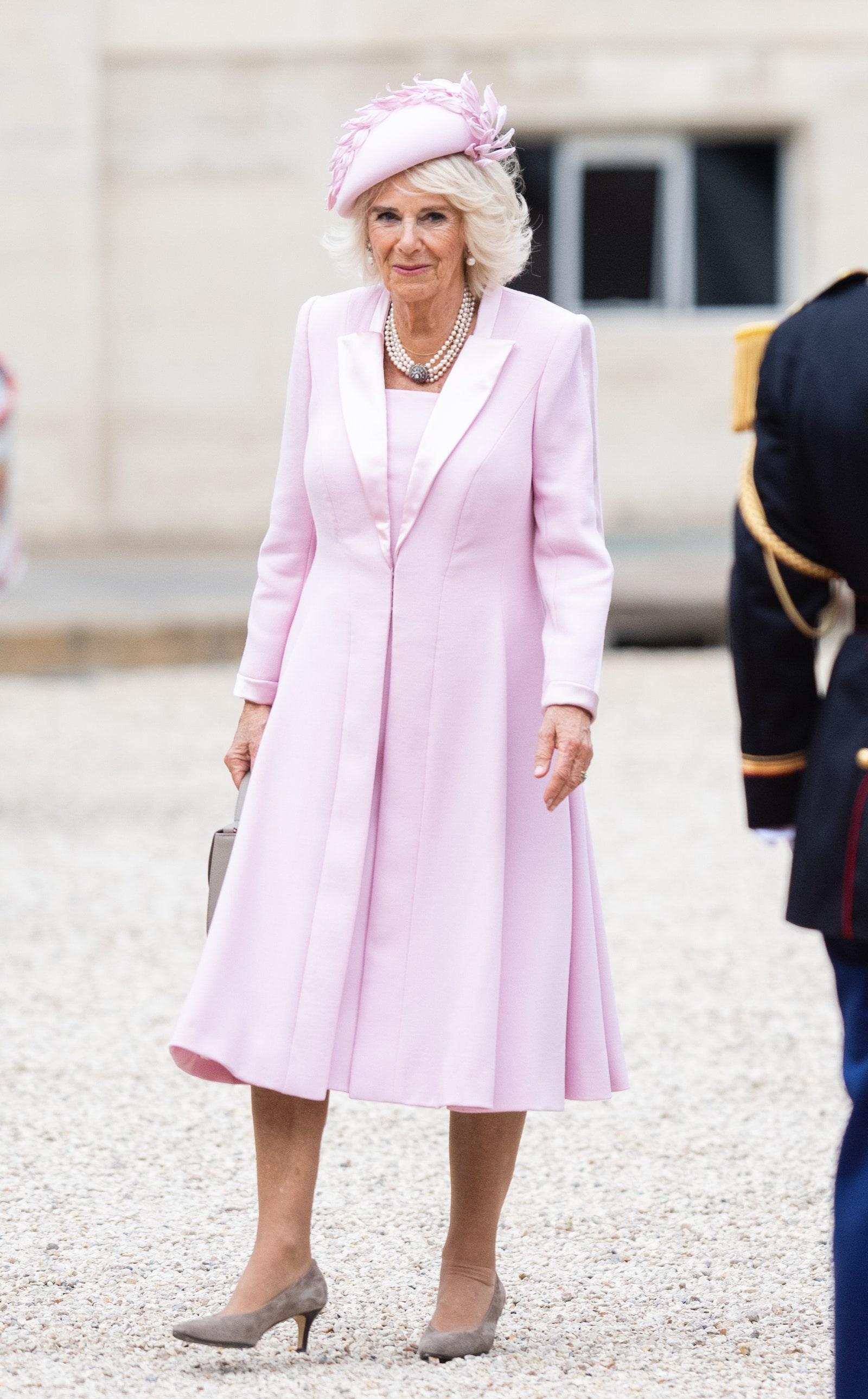 L'image peut contenir une personne Vêtements Chaussures Chaussures à talons hauts Accessoires pour adultes Bijoux Collier et chapeau