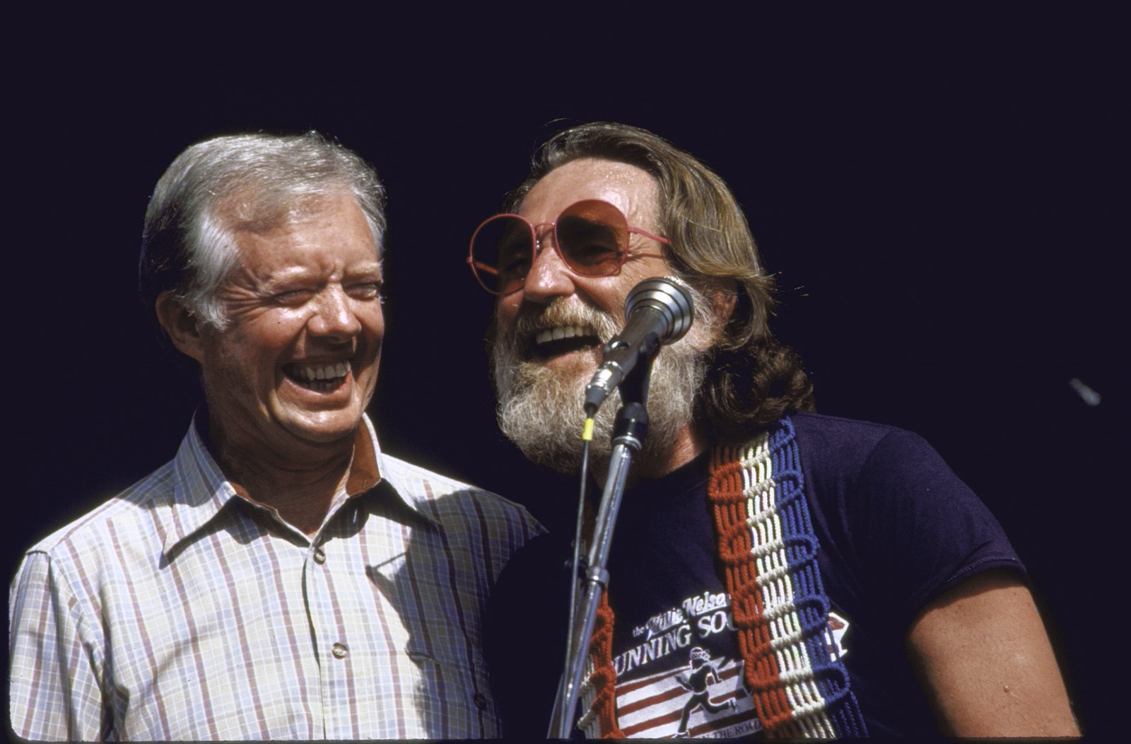 Jimmy Carter, notre président de la culture pop L'image peut contenir Willie Nelson Jimmy Carter Appareil électrique Microphone Tête Personne Accessoires Lunettes et visage
