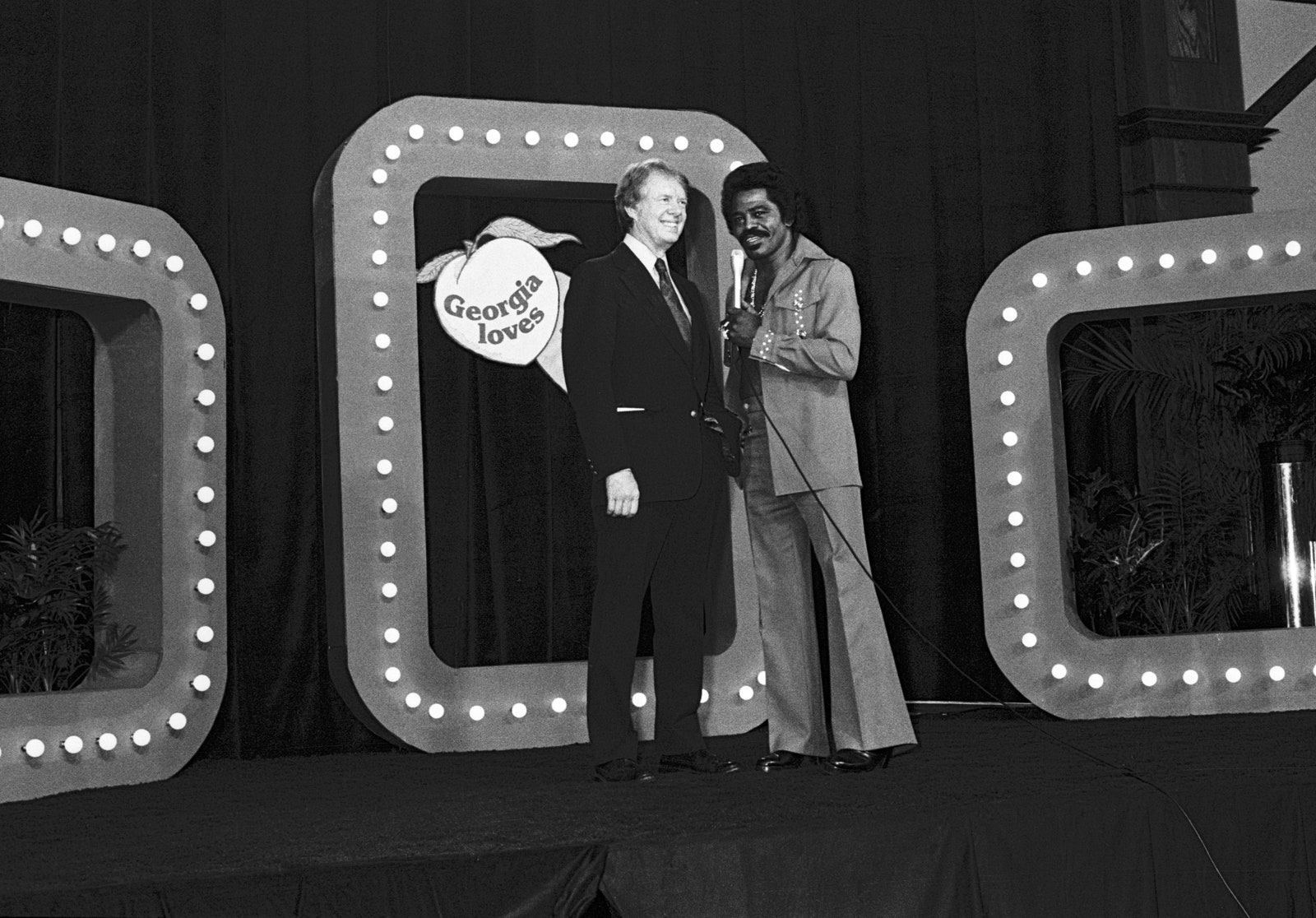 Jimmy Carter, notre président de la culture pop L'image peut contenir James Brown Jimmy Carter Vêtements Manteau Éclairage Scène Tenue de soirée Costume Adulte Personne et Blazer