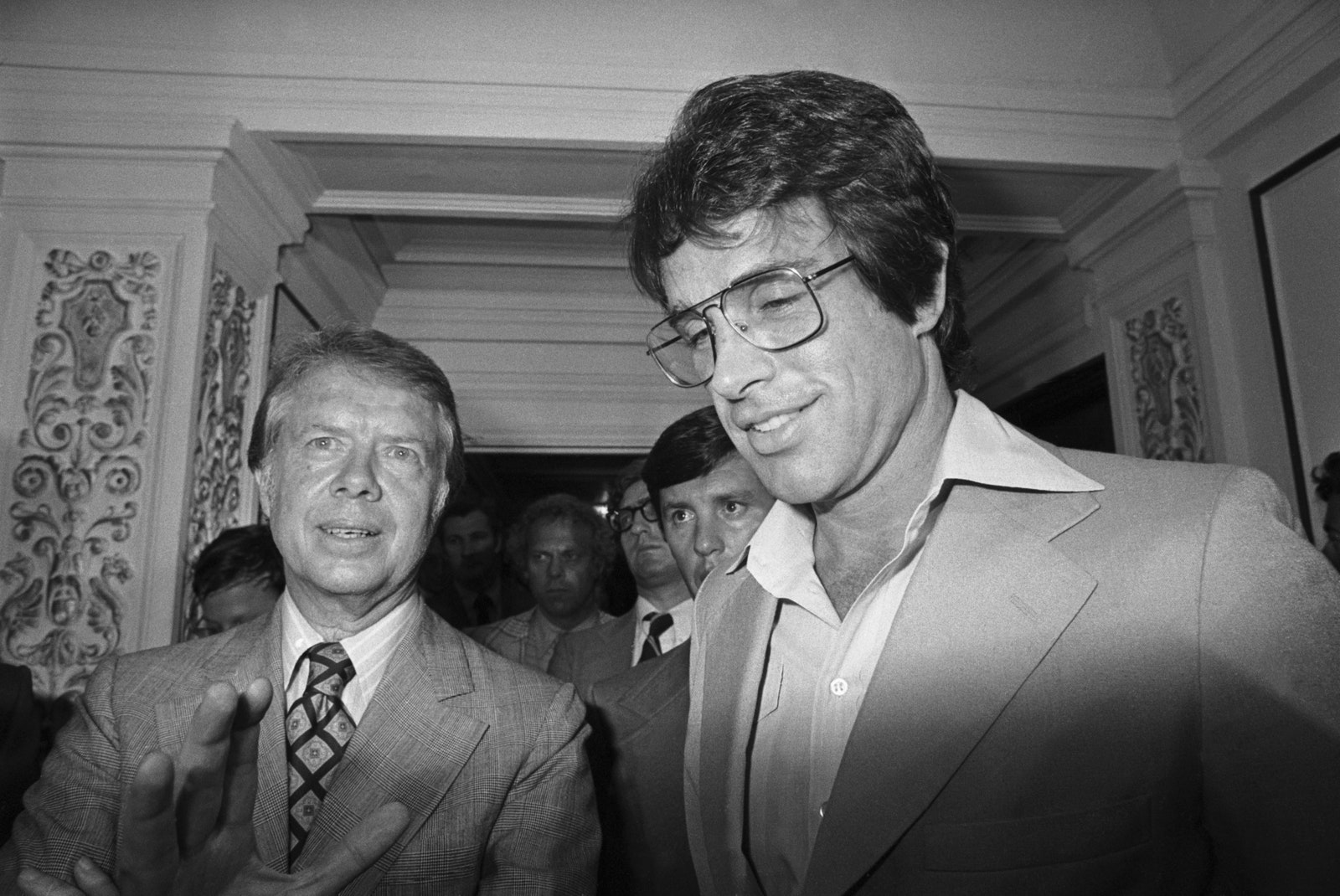 Jimmy Carter, notre président de la culture pop L'image peut contenir Warren Beatty Jimmy Carter Al Oerter Bill Kazmaier Vêtements Tenue de soirée Costume Manteau et accessoires