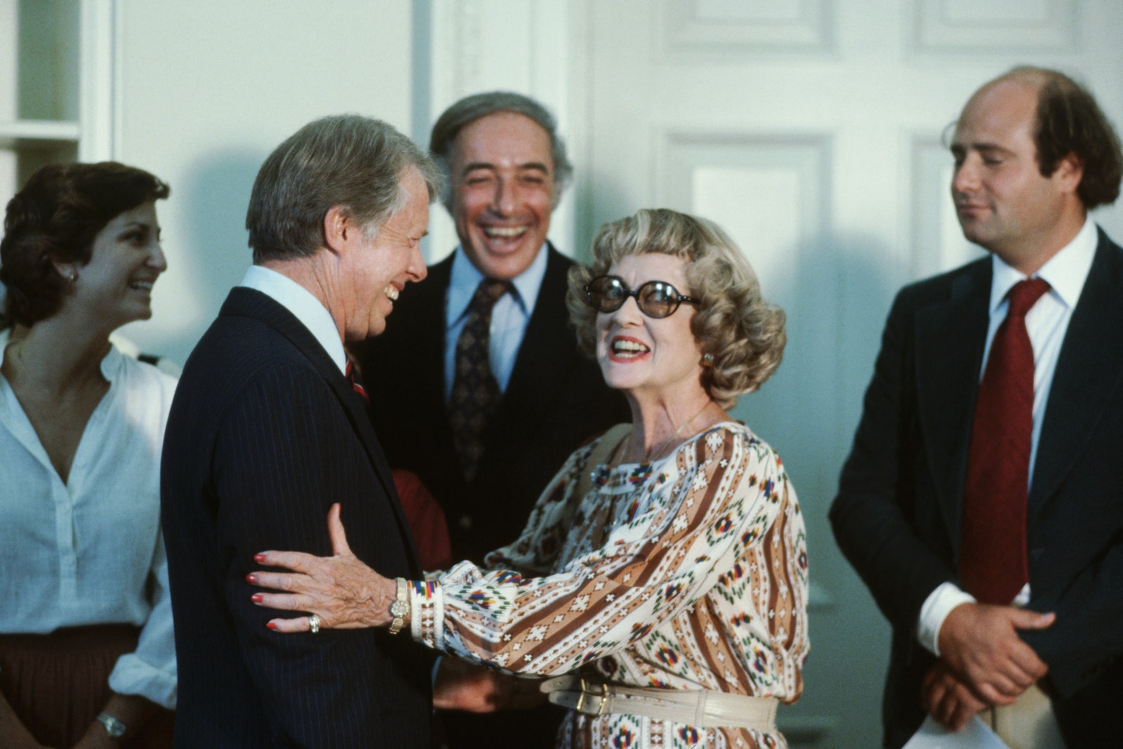 Jimmy Carter, notre président de la culture pop L'image peut contenir Bud Yorkin Rob Reiner Jimmy Carter Bette Davis Accessoires Tenue de soirée Cravate Lunettes et Adulte