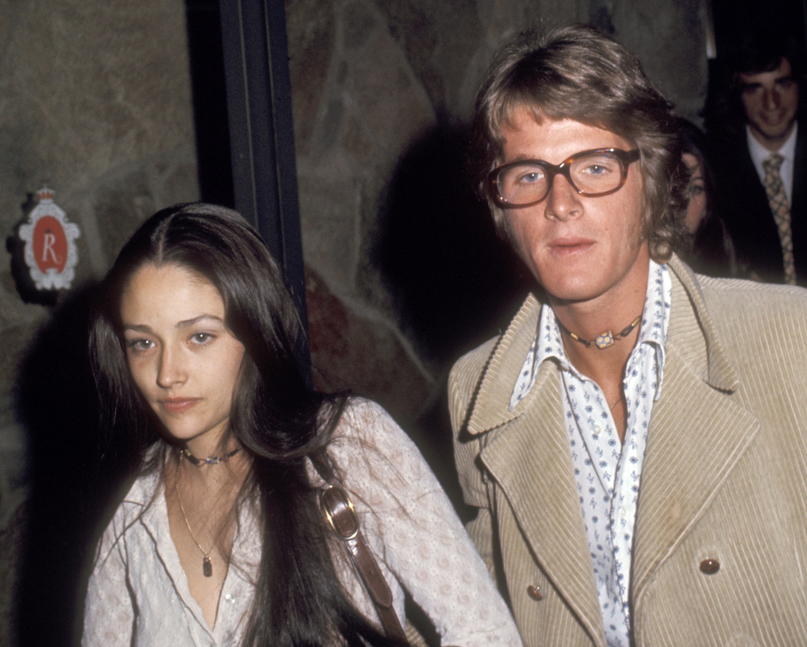 L'image peut contenir Dean Paul Martin Olivia Hussey Vêtements Manteau Veste Accessoires Lunettes Personne adulte et bijoux