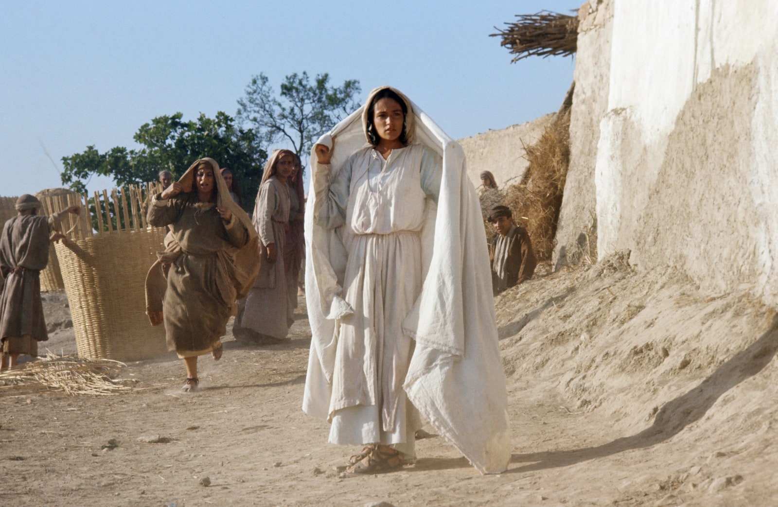 L'image contient peut-être Olivia Hussey Personne adulte Mariage Accessoires de mode Sac Sac à main Personnes Activités de plein air et vêtements